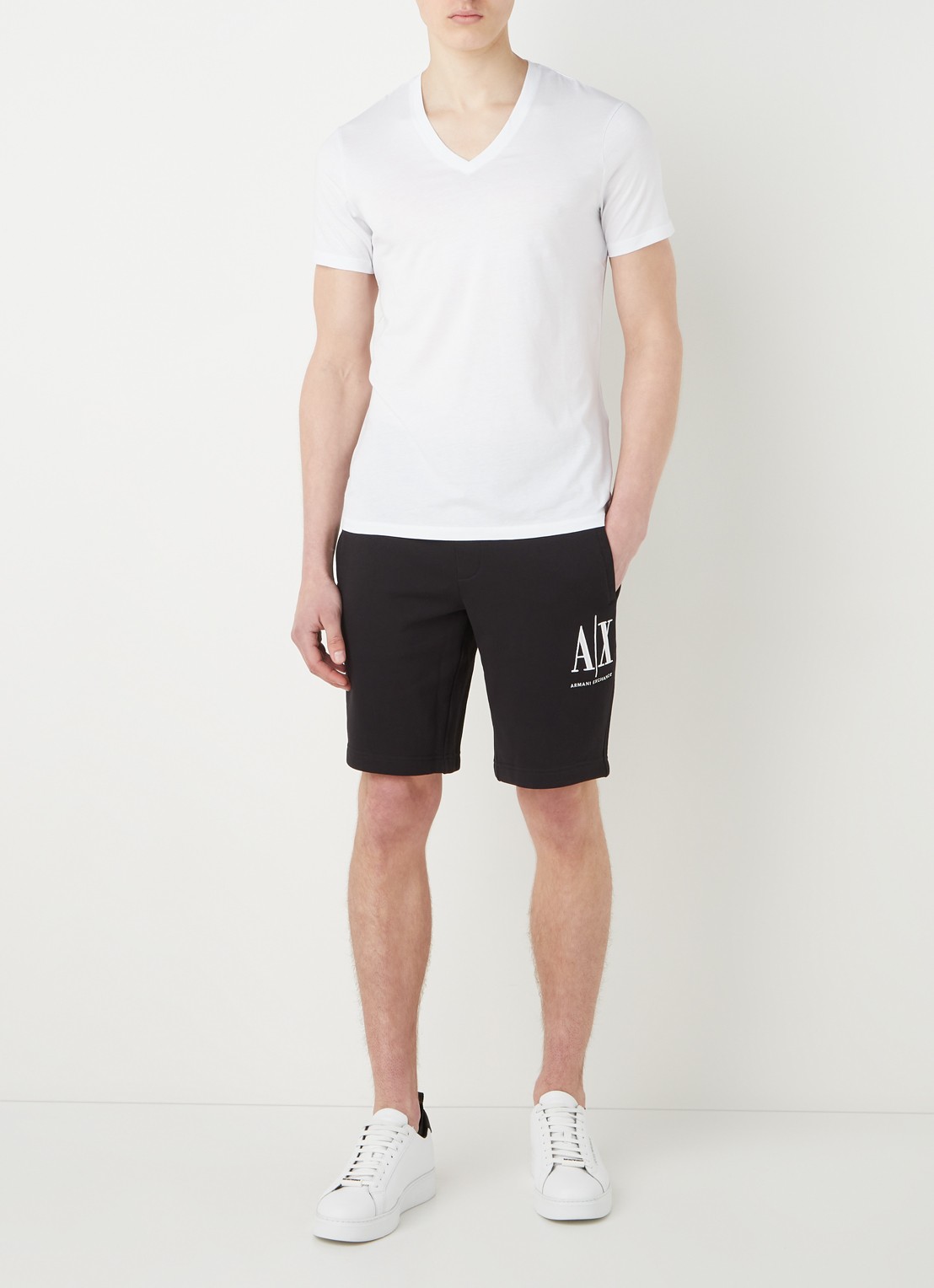 Armani T-shirt van pima katoen met V-hals - voorkant 2 wit
