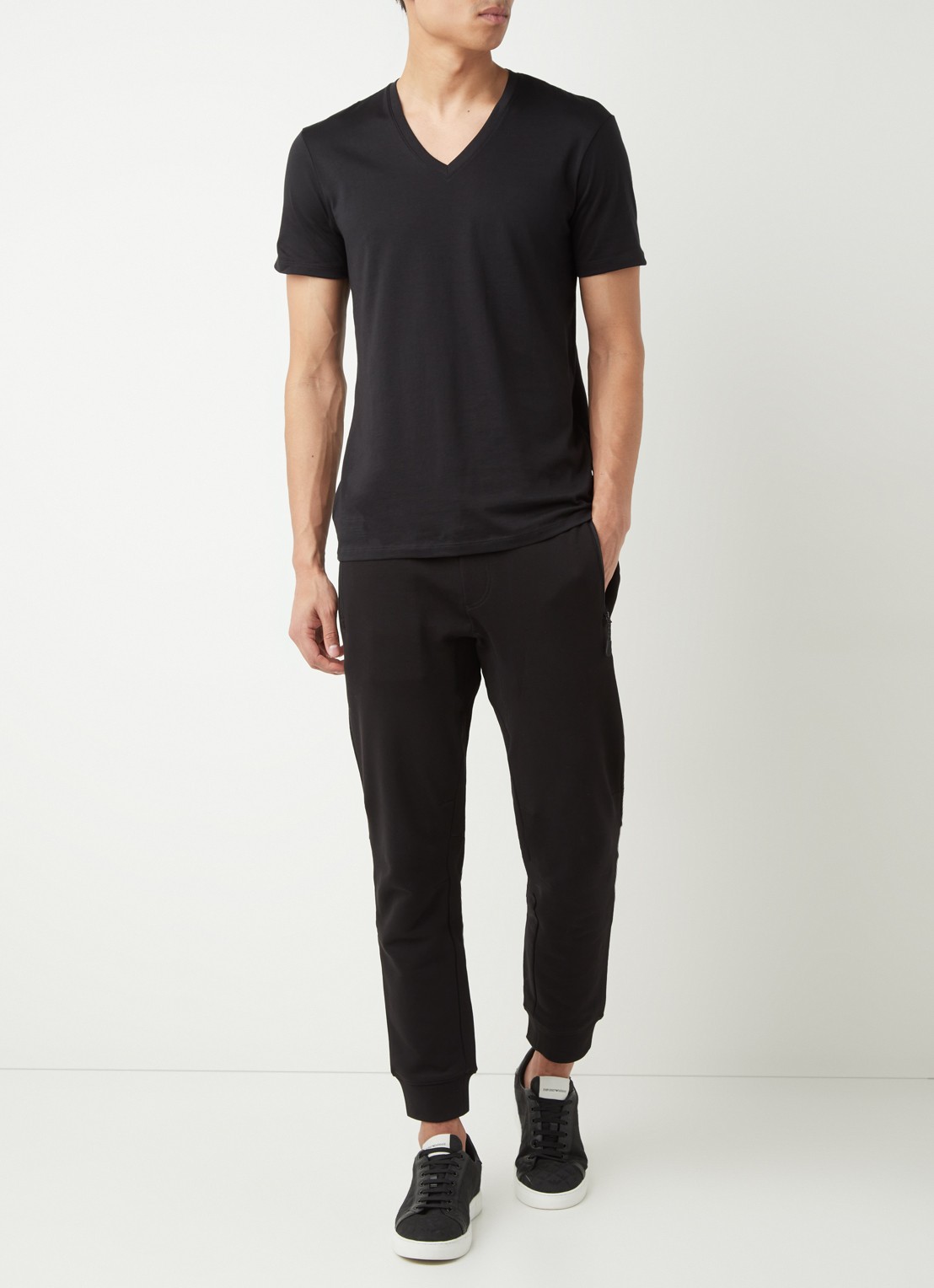 Armani T-shirt van pima katoen met V-hals - voorkant 3 zwart