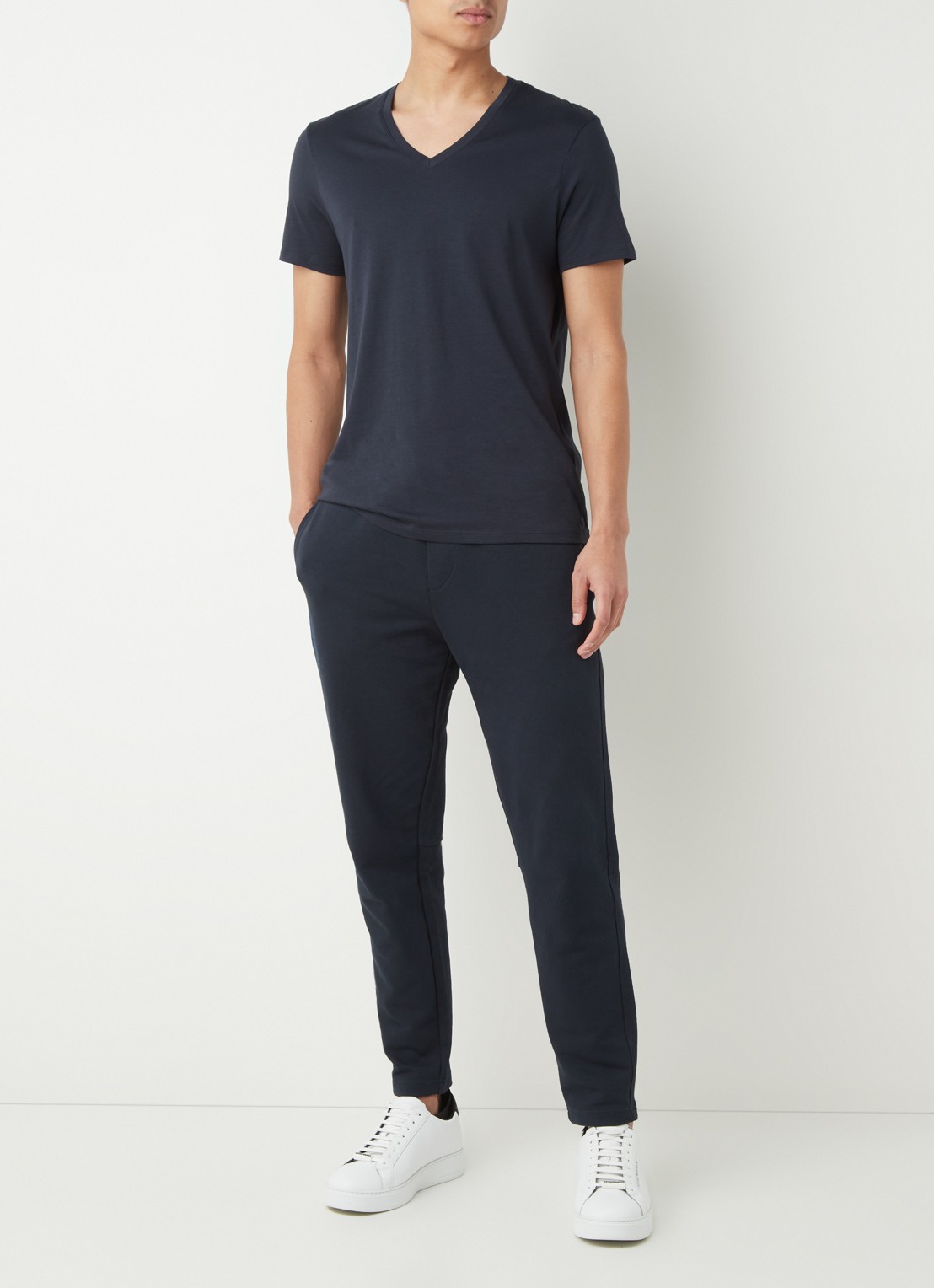 Armani T-shirt van pima katoen met V-hals - voorkant 3 donkerblauw