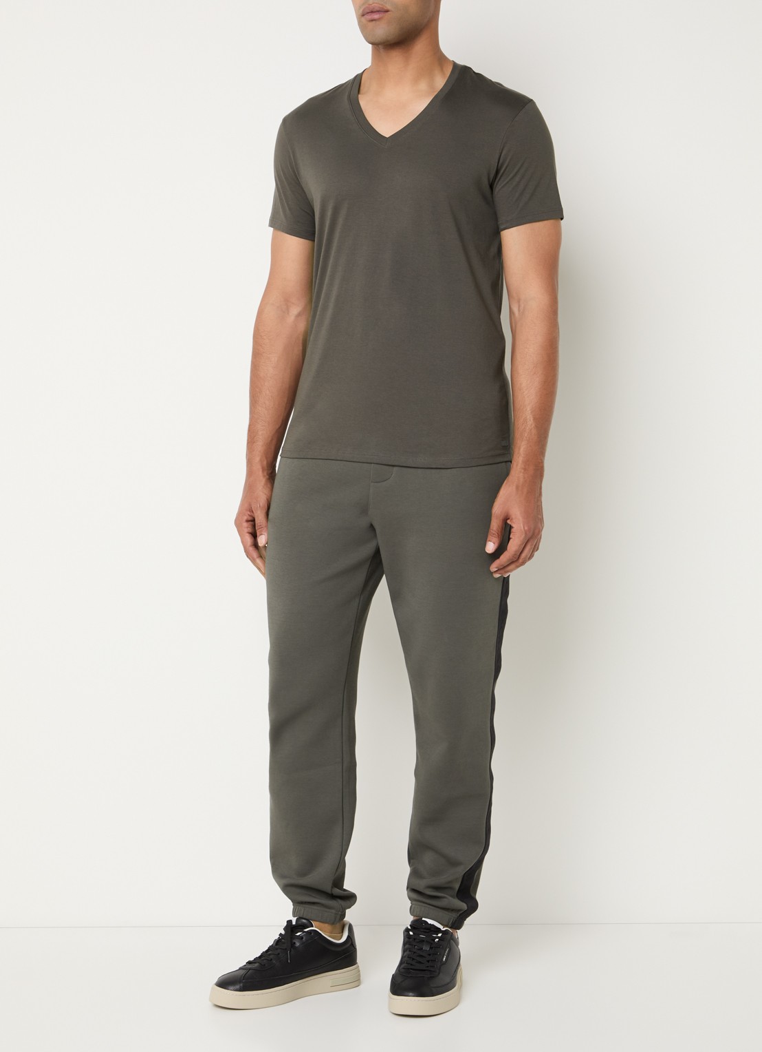 Armani T-shirt van pima katoen met V-hals - voorkant 3 bronsgroen