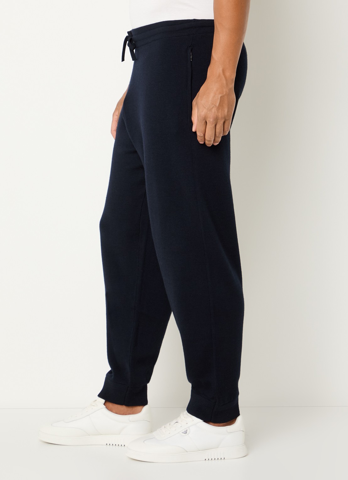 Armani Tapered fit joggingbroek in scheerwolblend - detail 5 donkerblauw