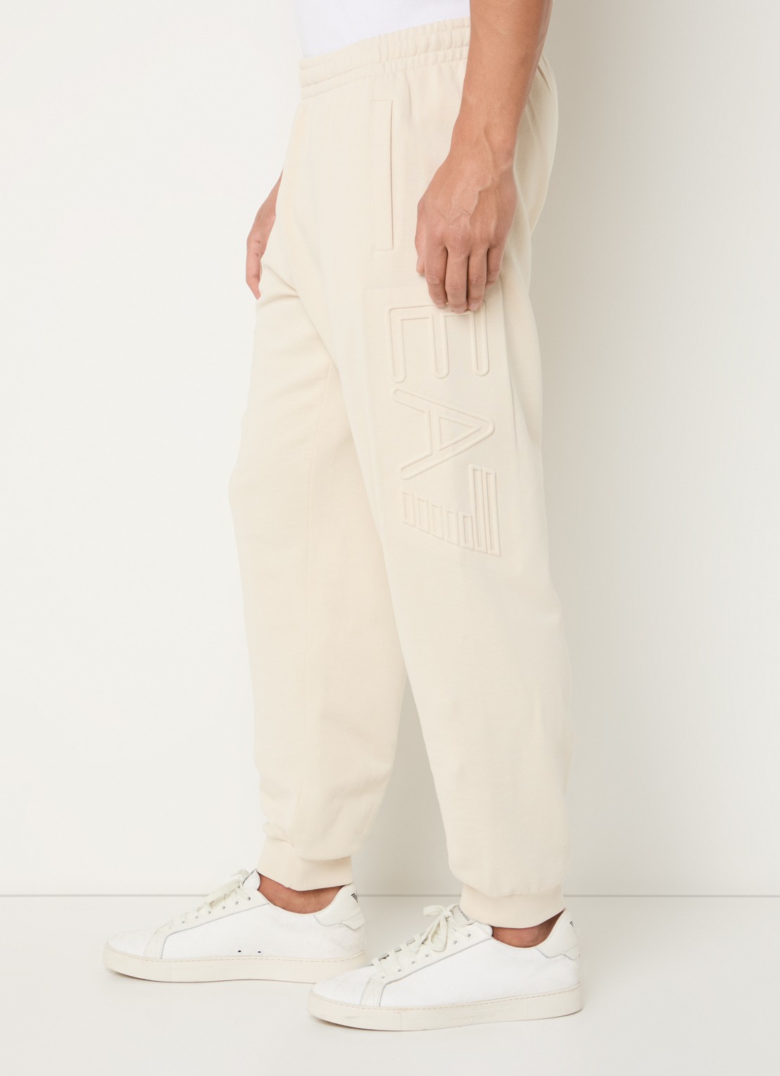 Armani Tapered fit joggingbroek met 3D logoprint - detail 2 beige