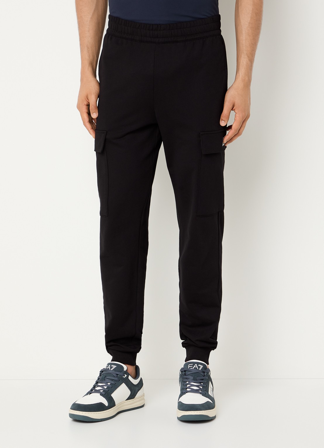 Armani Tapered fit joggingbroek met klepzakken en logo - detail zwart