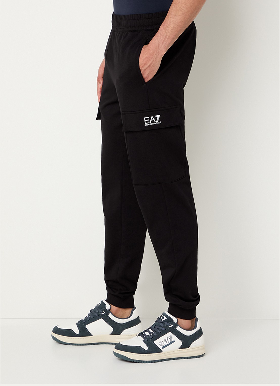 Armani Tapered fit joggingbroek met klepzakken en logo - detail 2 zwart