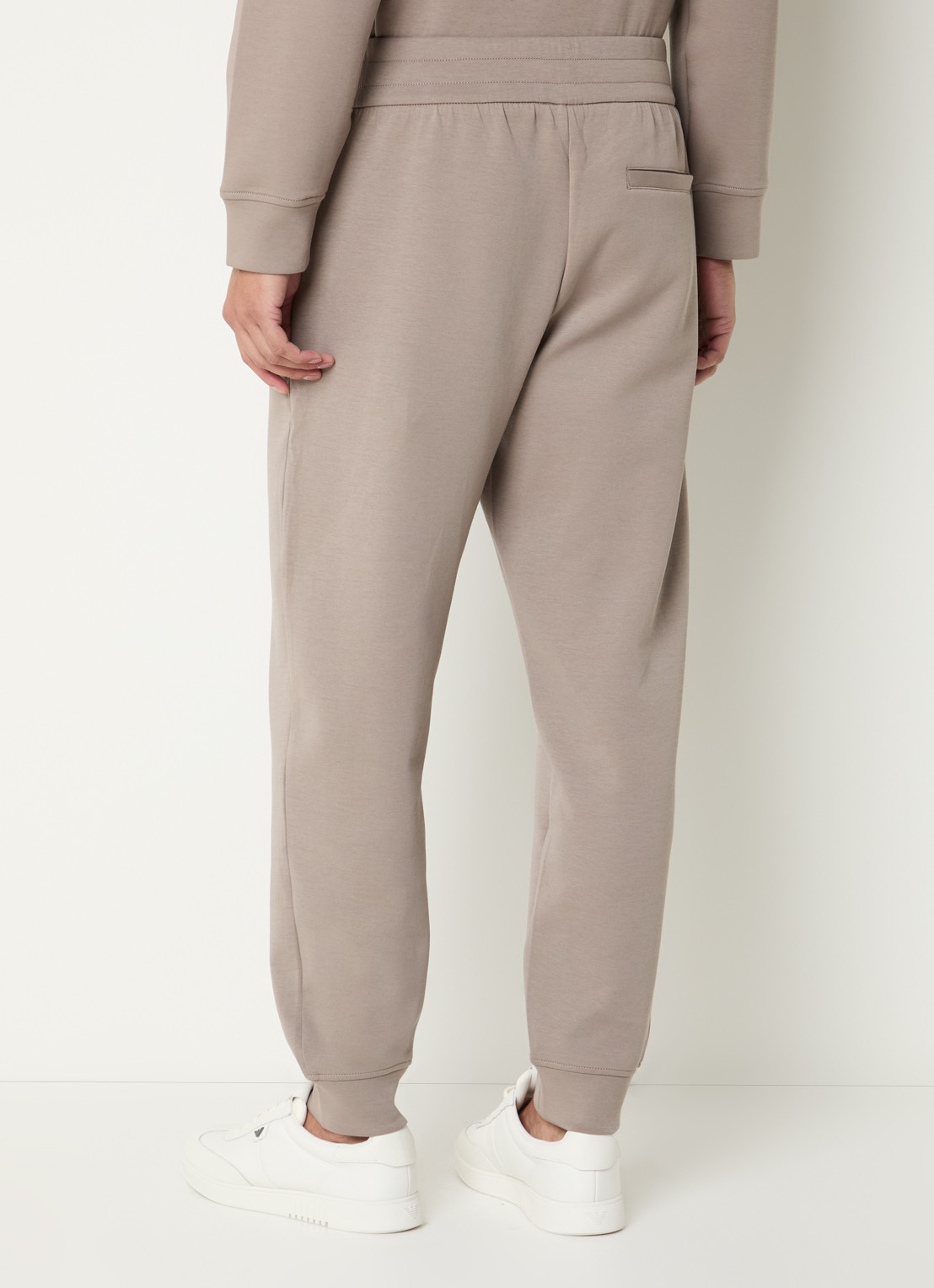 Armani Tapered fit joggingbroek met logo en steekzakken - achterkant zand