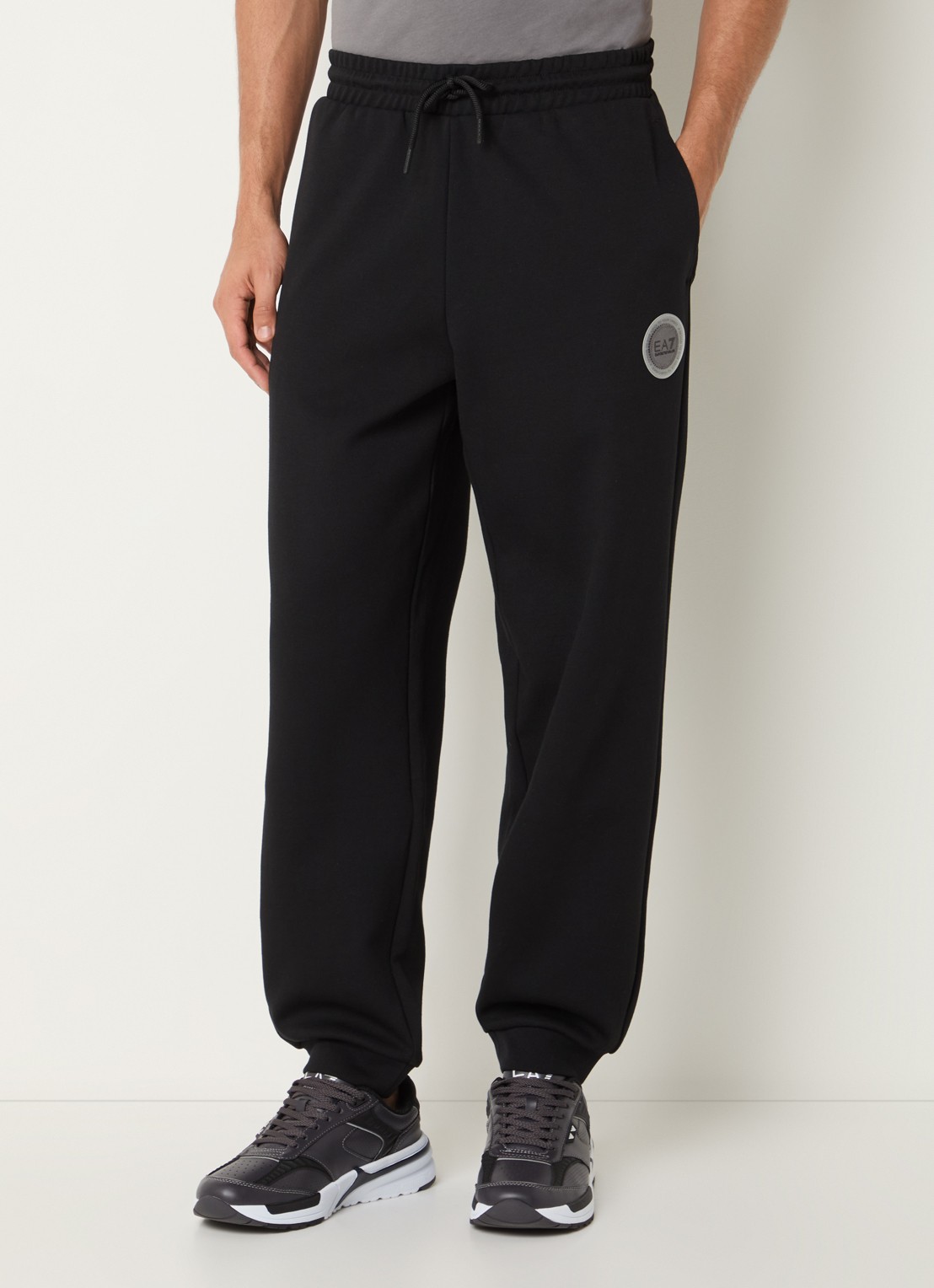 Armani Tapered fit joggingbroek met logo en steekzakken - detail 4 zwart