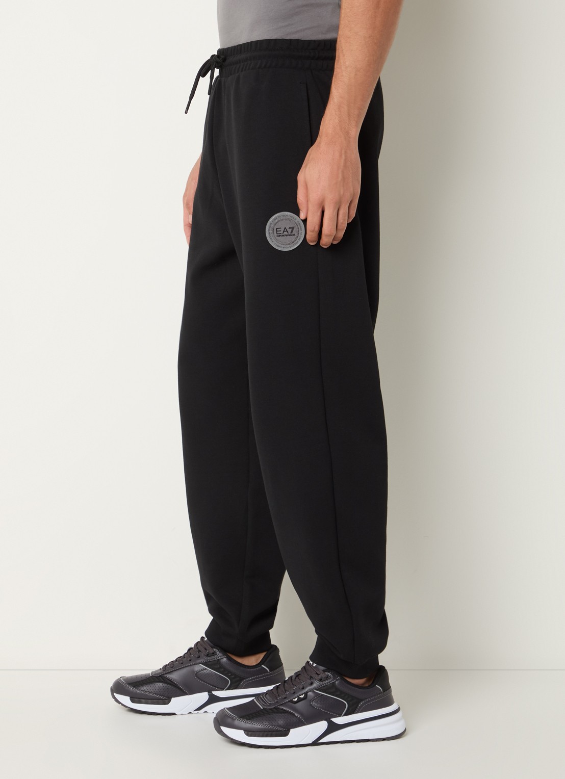 Armani Tapered fit joggingbroek met logo en steekzakken - detail 5 zwart