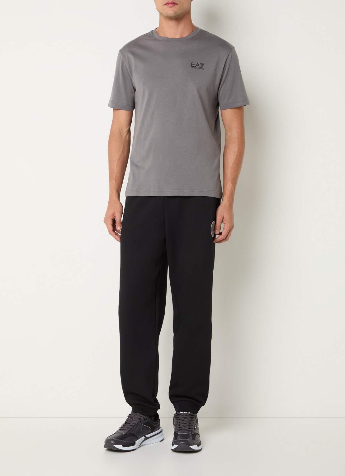 Armani Tapered fit joggingbroek met logo en steekzakken - voorkant 3 zwart