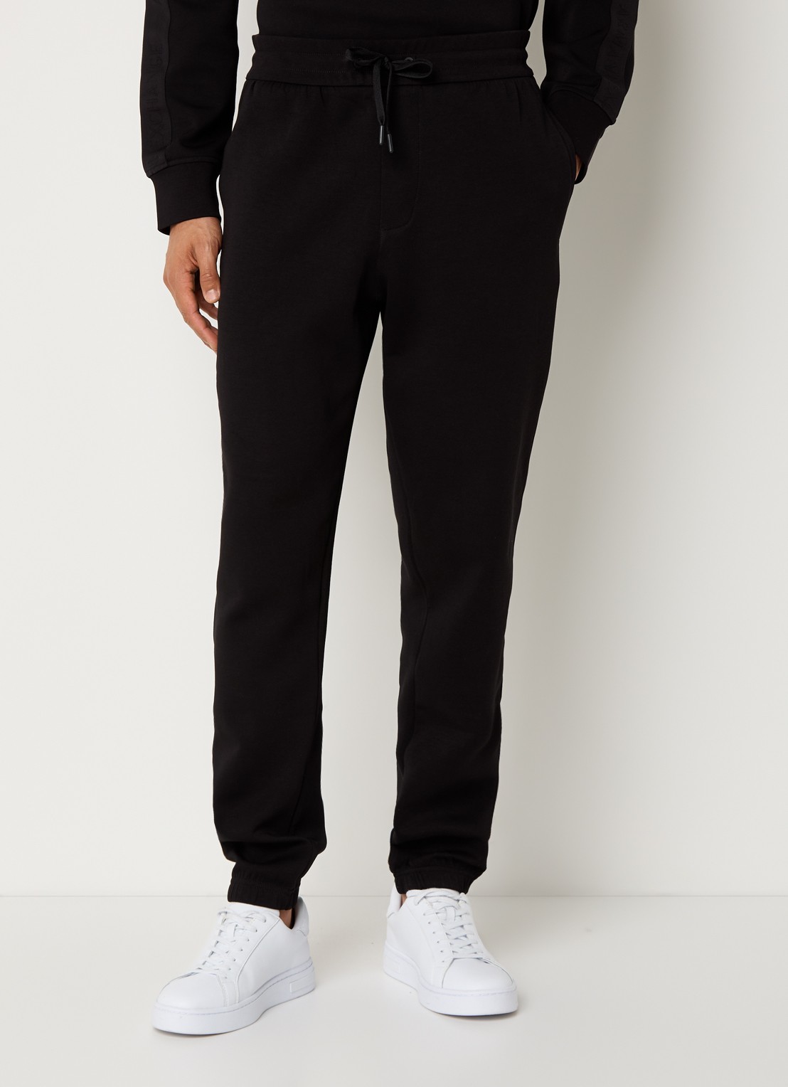Armani Tapered fit joggingbroek met logoband met steekzakken - detail 3 zwart