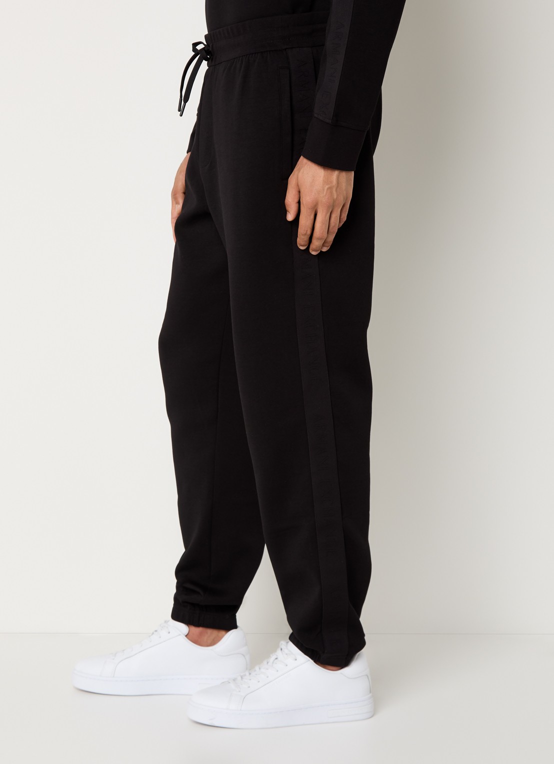 Armani Tapered fit joggingbroek met logoband met steekzakken - detail 4 zwart