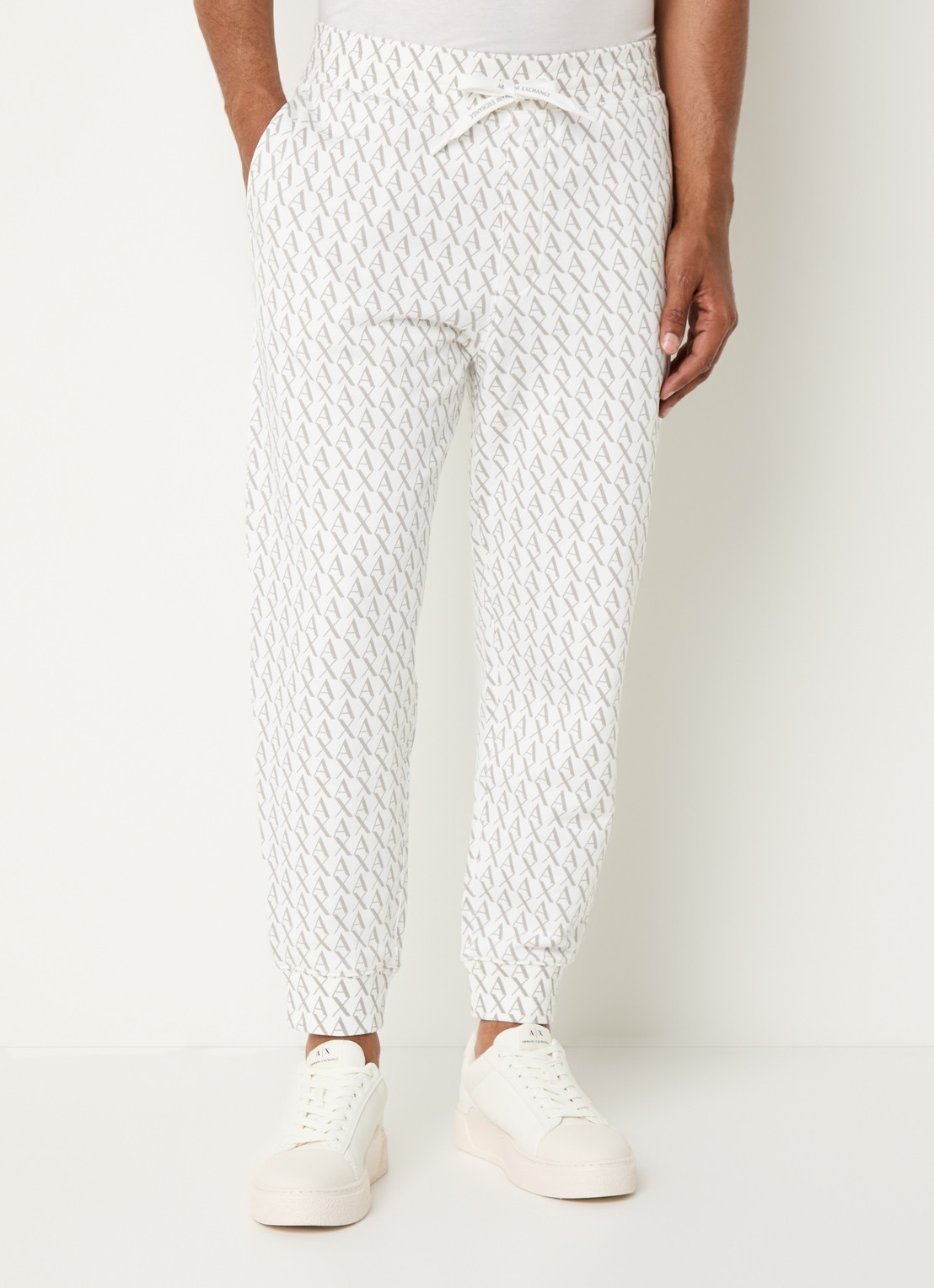 Armani Tapered fit joggingbroek met logoprint en steekzakken - detail 3 gebroken wit