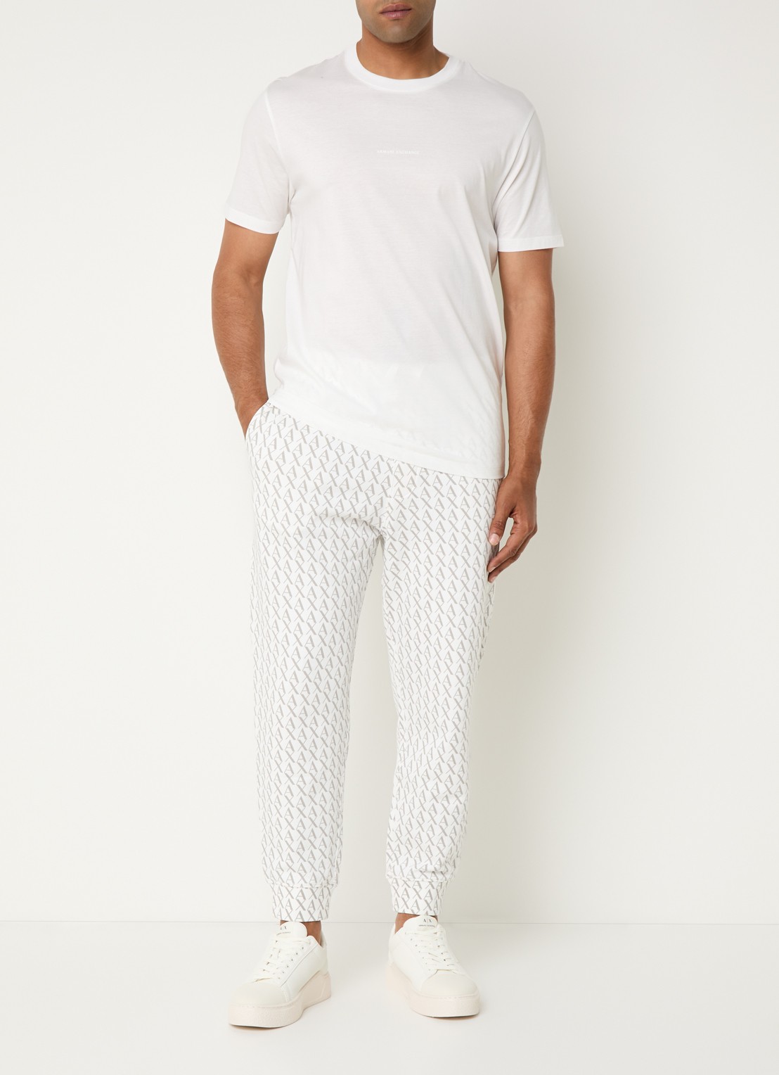 Armani Tapered fit joggingbroek met logoprint en steekzakken - voorkant 2 gebroken wit