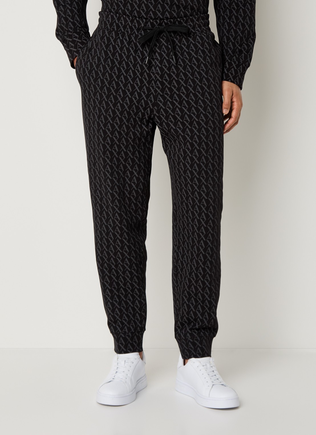 Armani Tapered fit joggingbroek met logoprint en steekzakken - detail 4 zwart