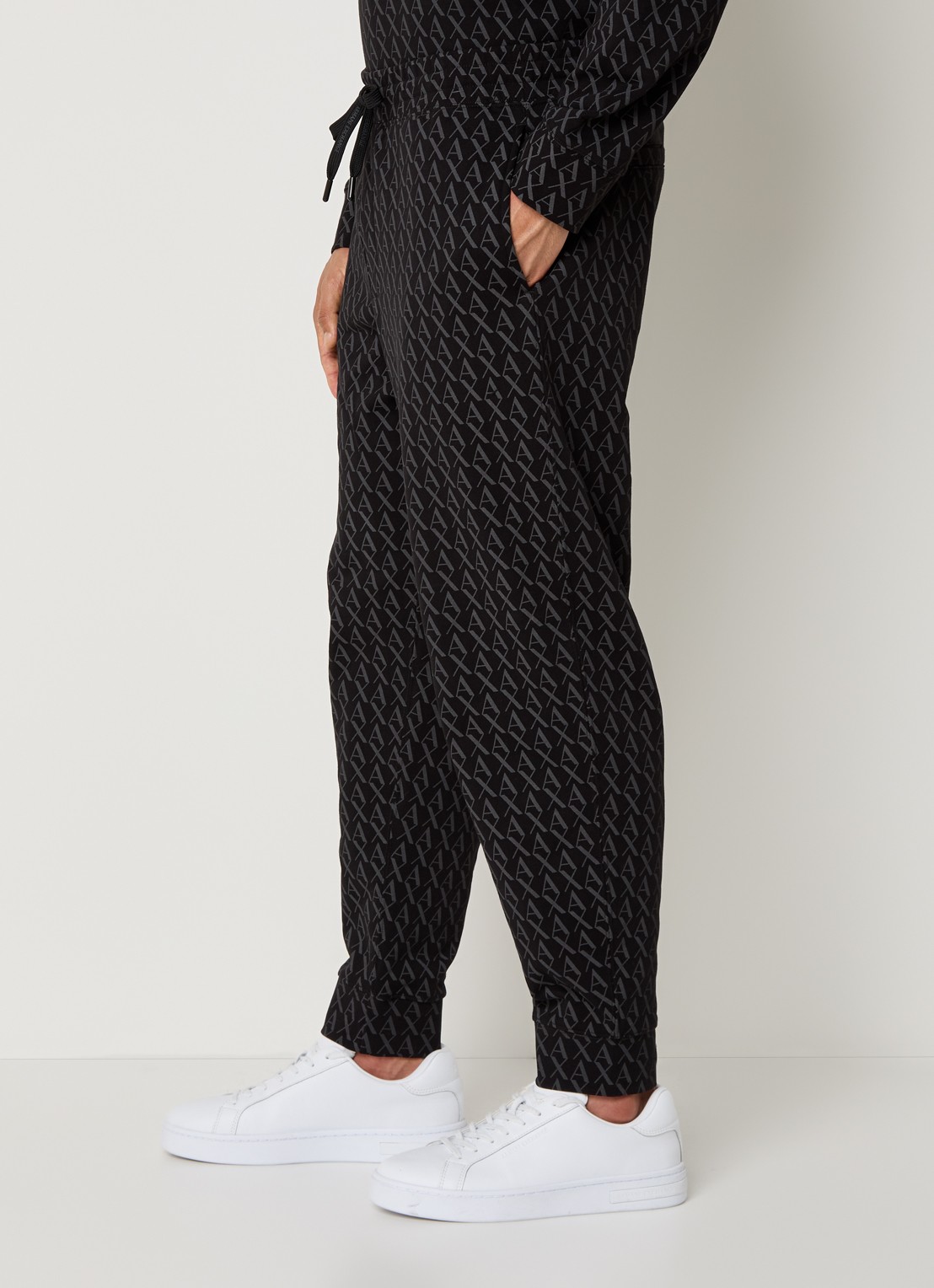 Armani Tapered fit joggingbroek met logoprint en steekzakken - detail 5 zwart