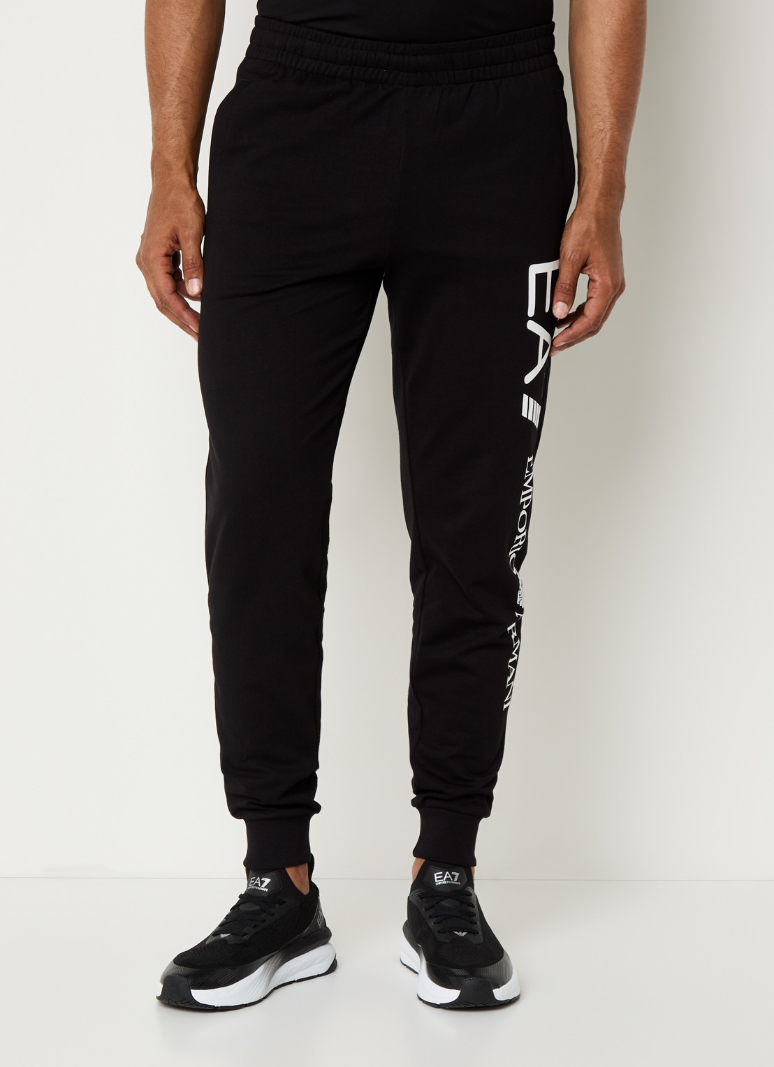 Armani Tapered fit joggingbroek met logoprint en steekzakken - detail 2 zwart