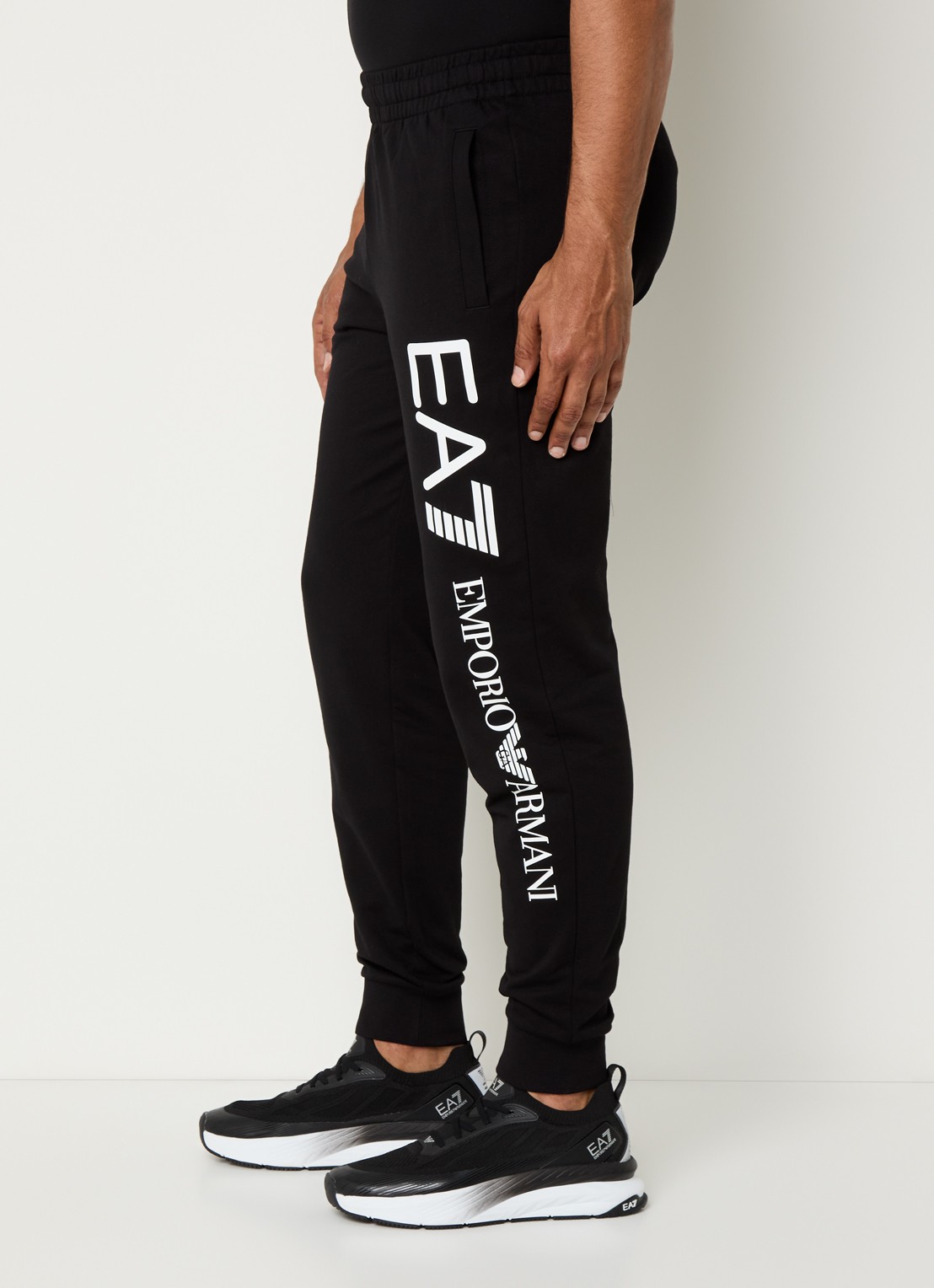 Armani Tapered fit joggingbroek met logoprint en steekzakken - detail 3 zwart