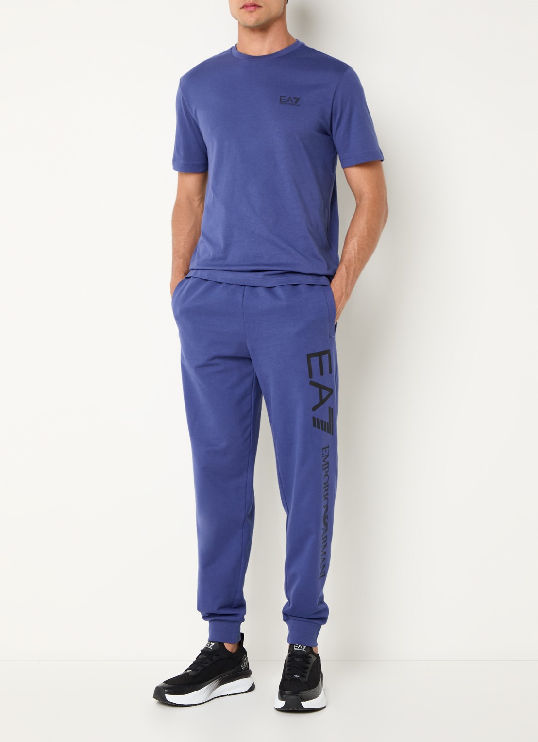 Armani Tapered fit joggingbroek met logoprint en steekzakken - voorkant 2 kobaltblauw