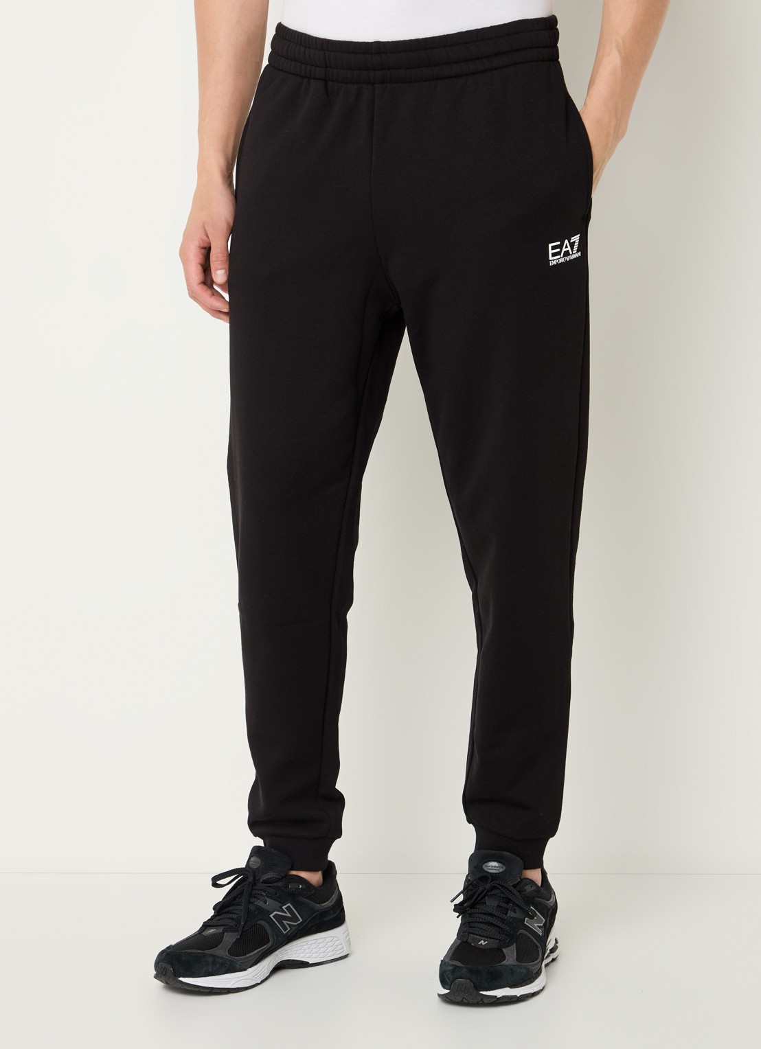 Armani Tapered fit joggingbroek met steekzakken en logo - detail 4 zwart