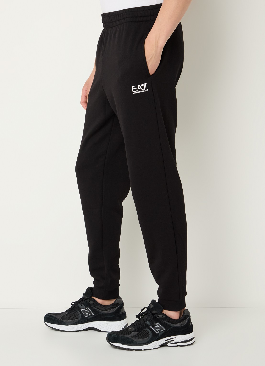 Armani Tapered fit joggingbroek met steekzakken en logo - detail 5 zwart