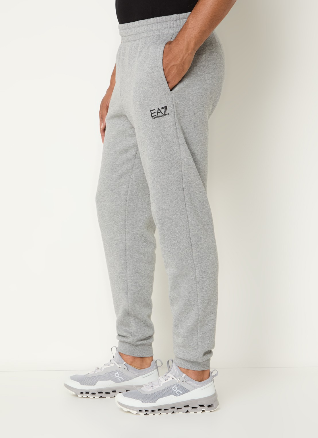 Armani Tapered fit joggingbroek met steekzakken en logo - detail 4 grijsmele