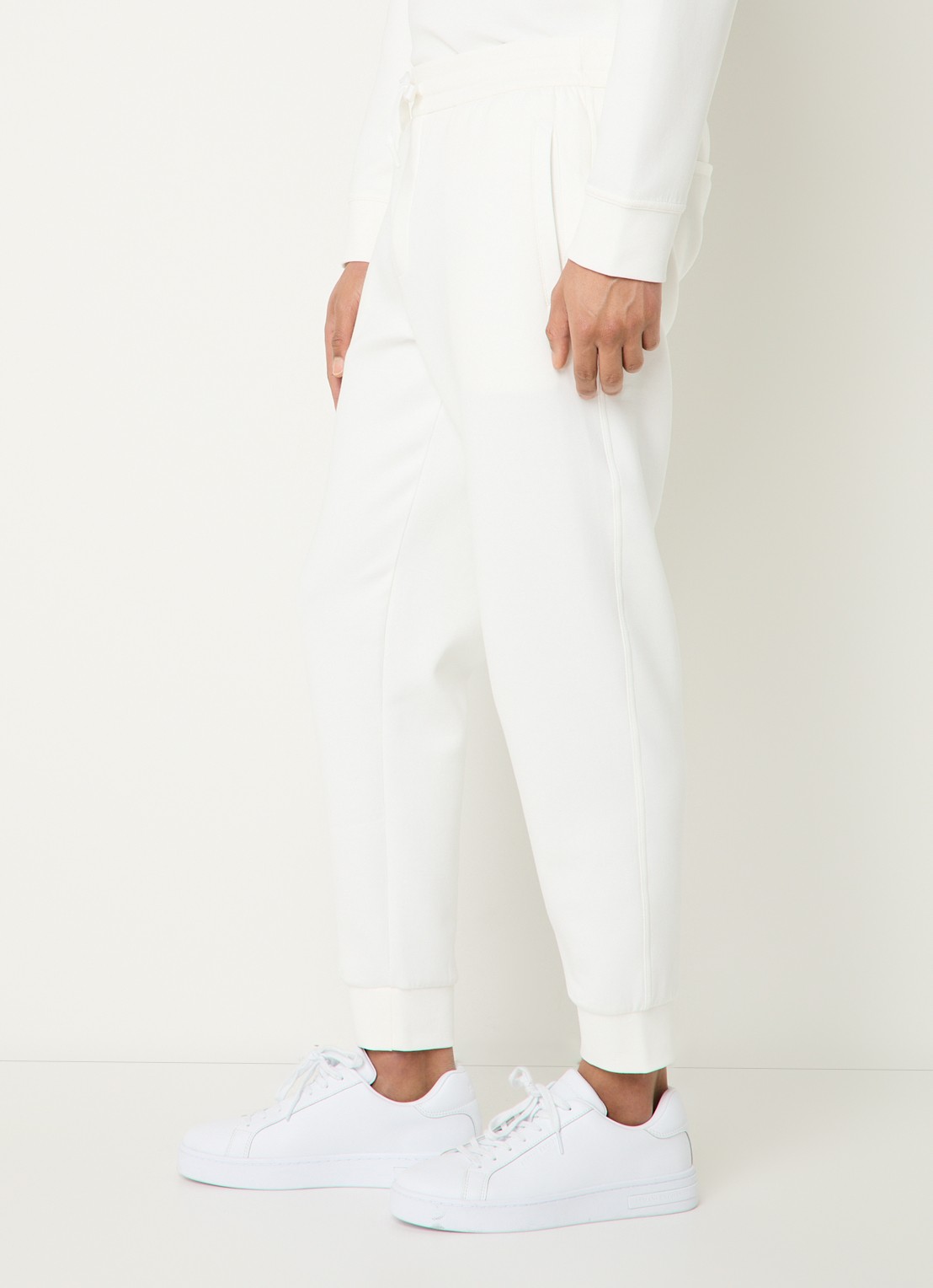 Armani Tapered fit joggingbroek met steekzakken - detail 5 gebroken wit