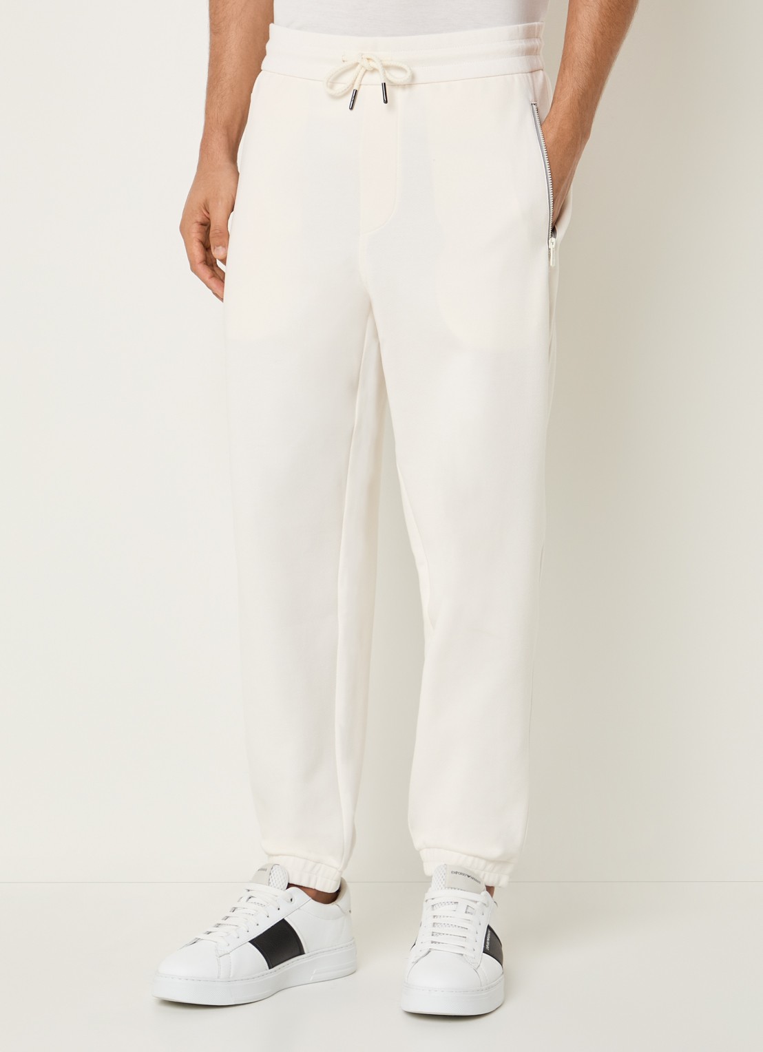 Armani Tapered fit joggingbroek met steekzakken - detail 2 gebroken wit
