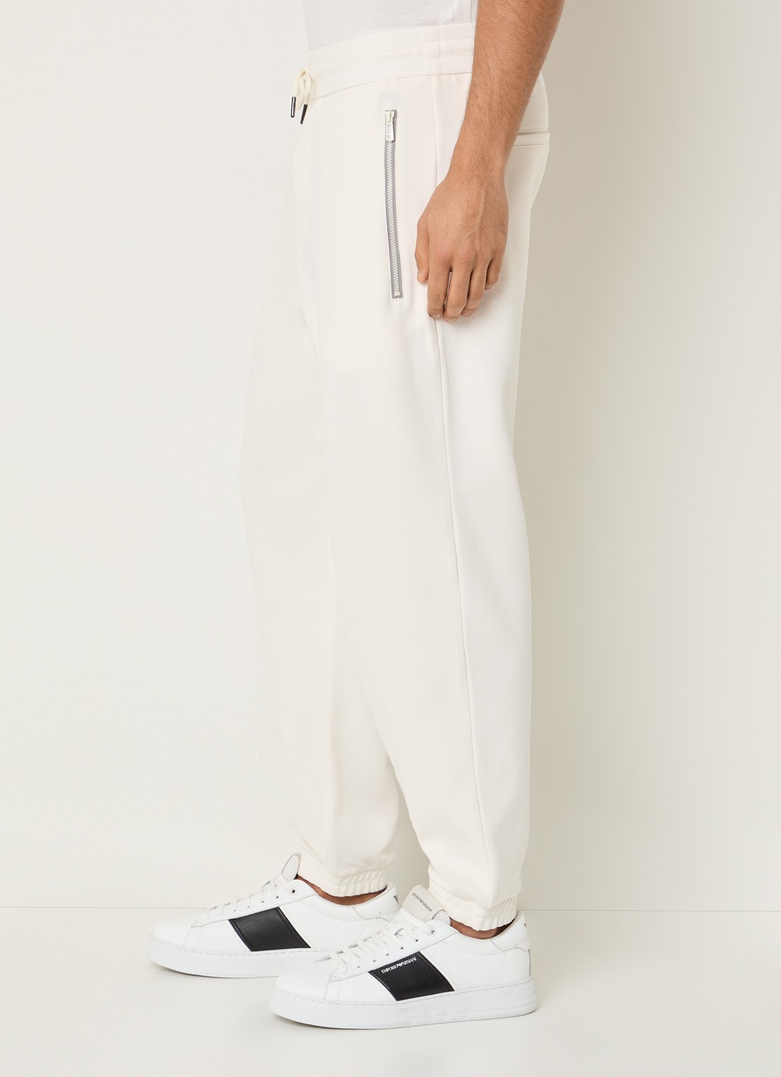 Armani Tapered fit joggingbroek met steekzakken - detail 3 gebroken wit
