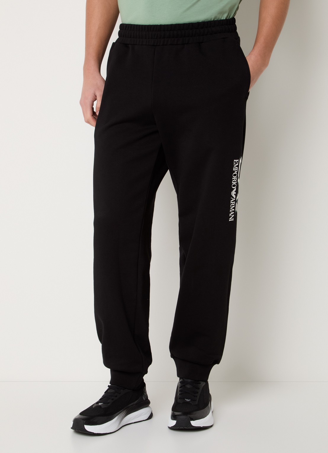 Armani Tapered fit joggingbroek met steekzakken - detail 4 zwart