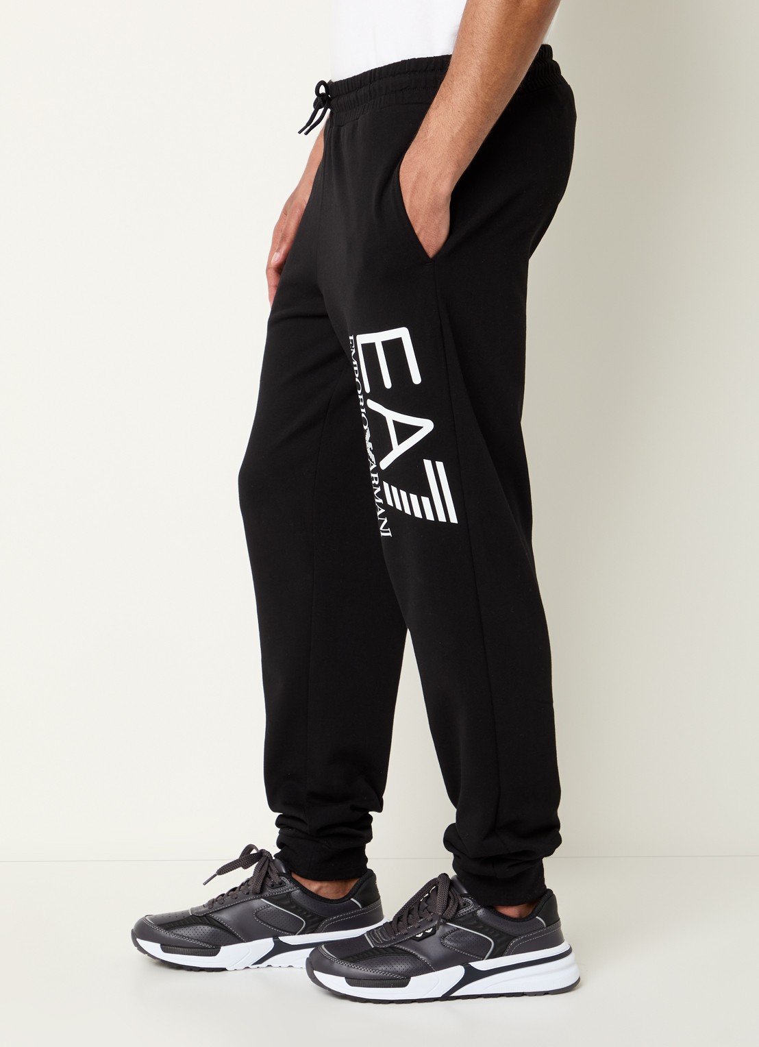 Armani Tapered fit joggingbroek met steekzakken - detail 3 zwart
