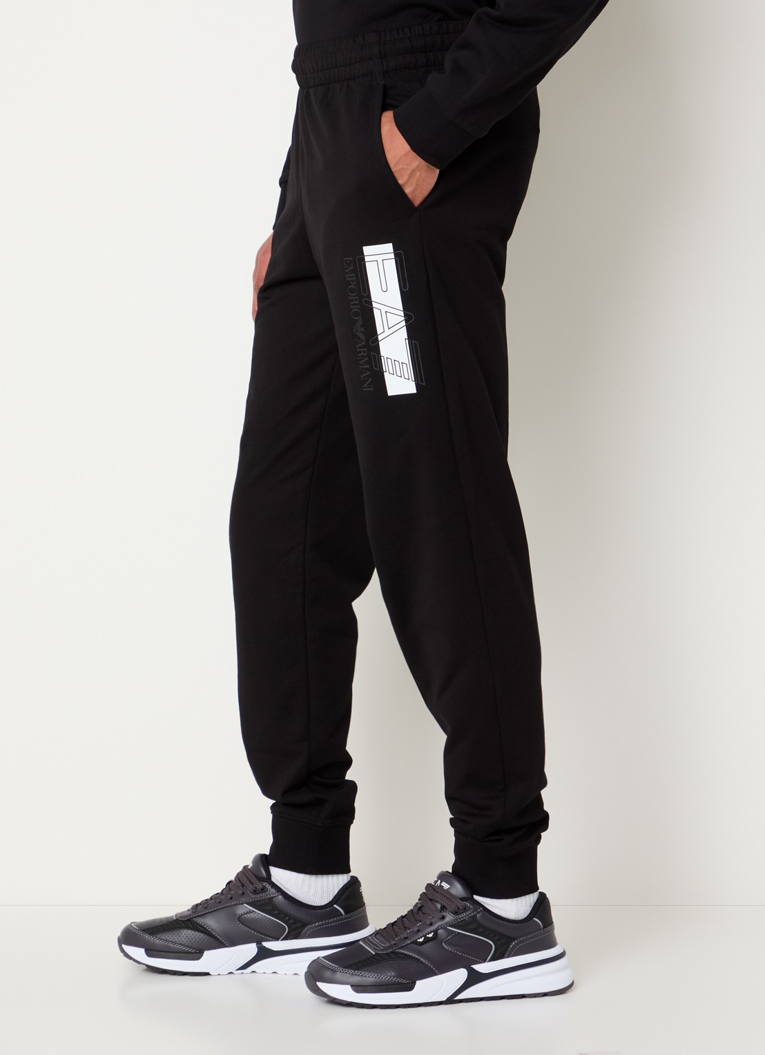 Armani Tapered fit joggingbroek met steekzakken - detail 2 zwart