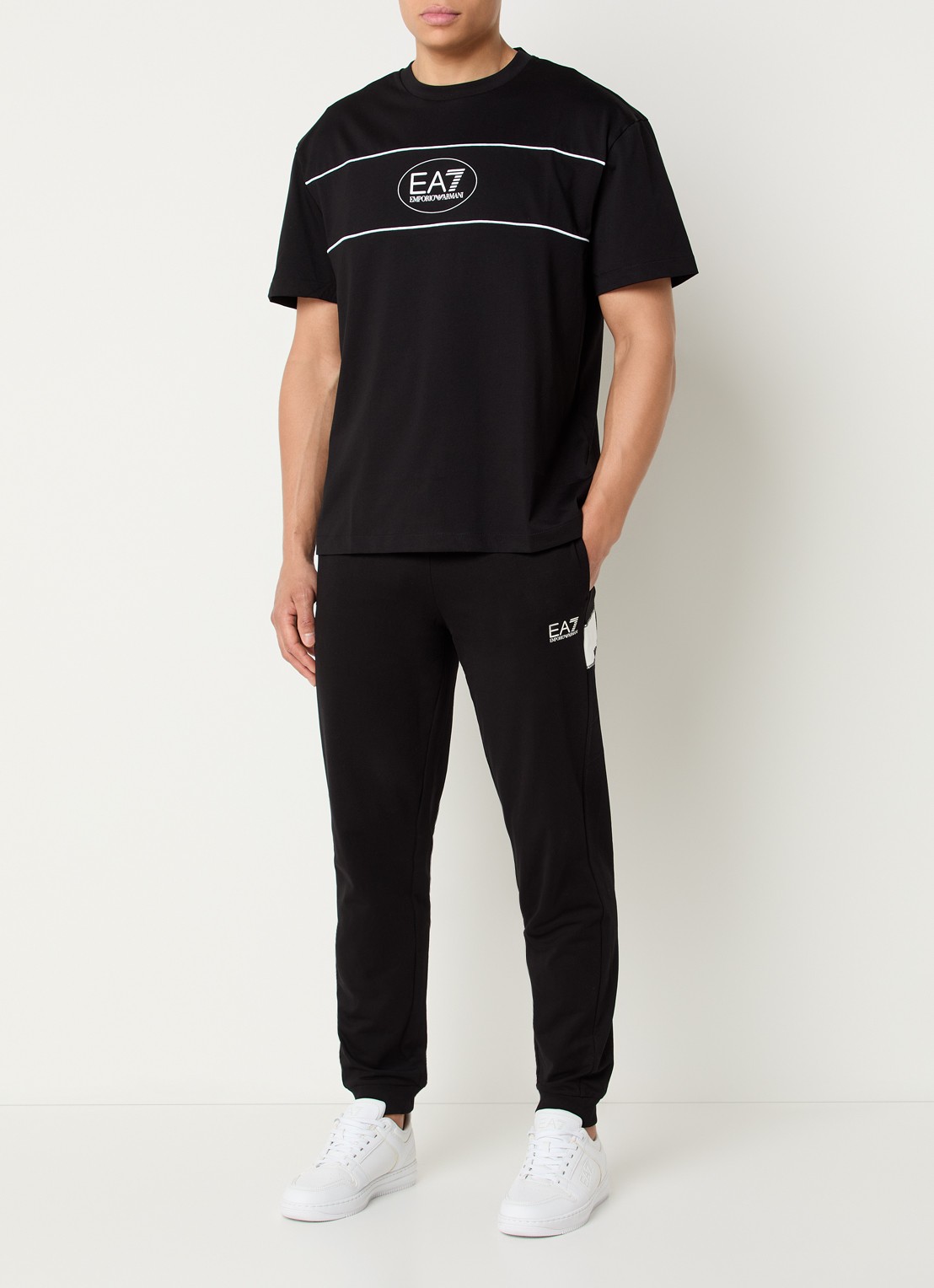 Armani Tapered fit joggingsbroek met logo en steekzakken - voorkant 2 zwart