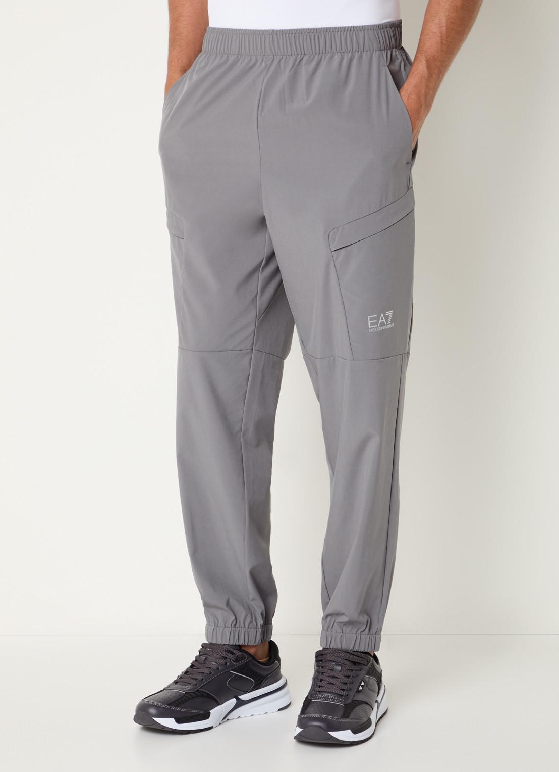 Armani Tapered fit trainingsbroek met klepzakken - detail 4 grijs