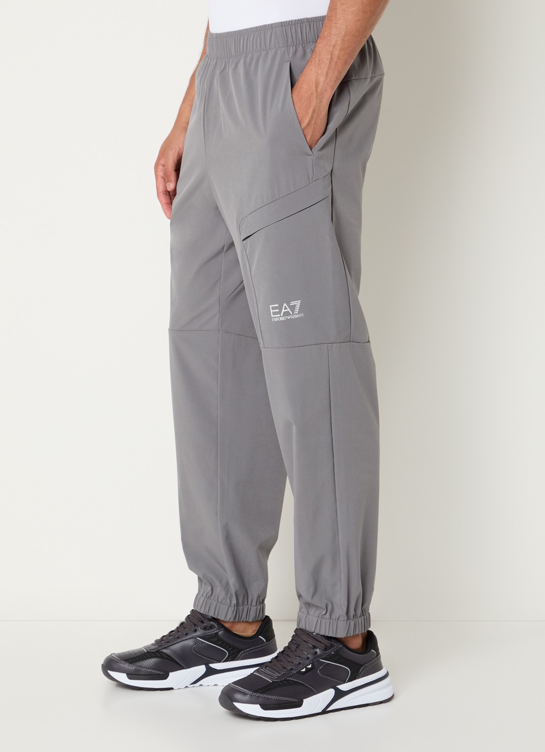 Armani Tapered fit trainingsbroek met klepzakken - detail 5 grijs