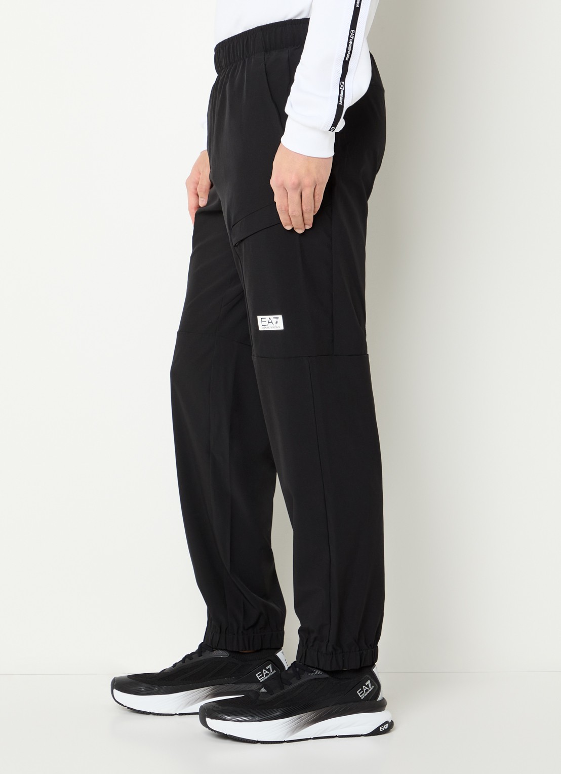Armani Tapered fit trainingsbroek met logo - detail 5 zwart