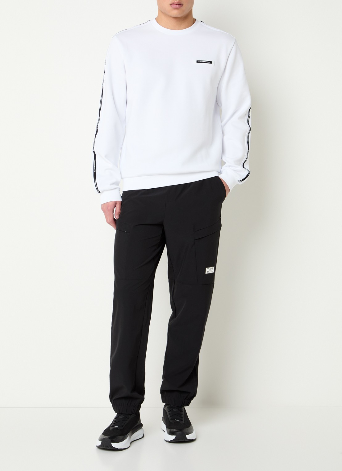 Armani Tapered fit trainingsbroek met logo - voorkant 3 zwart