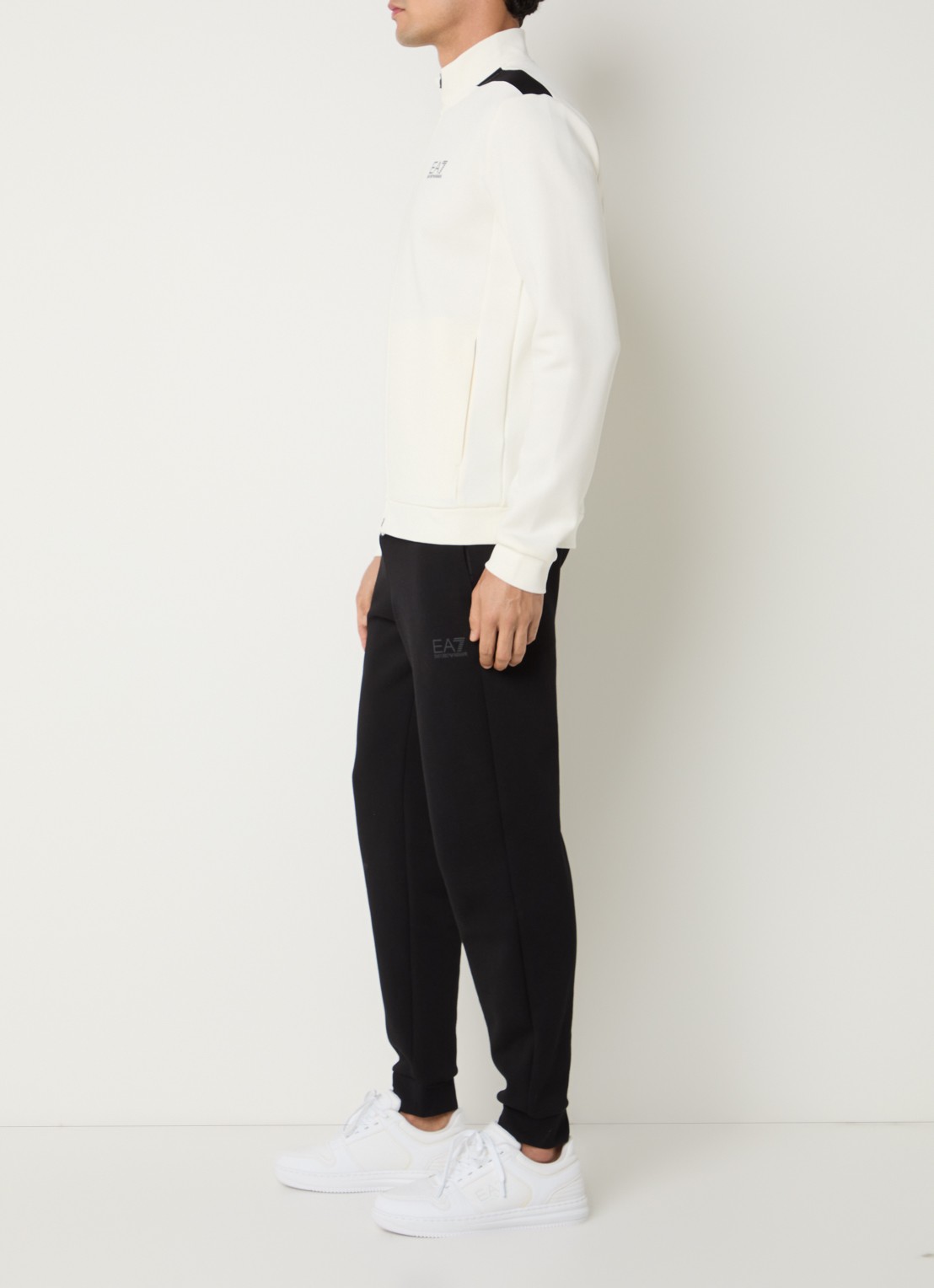 Armani Trainingspak met logo en steekzakken - voorkant 3 gebroken wit