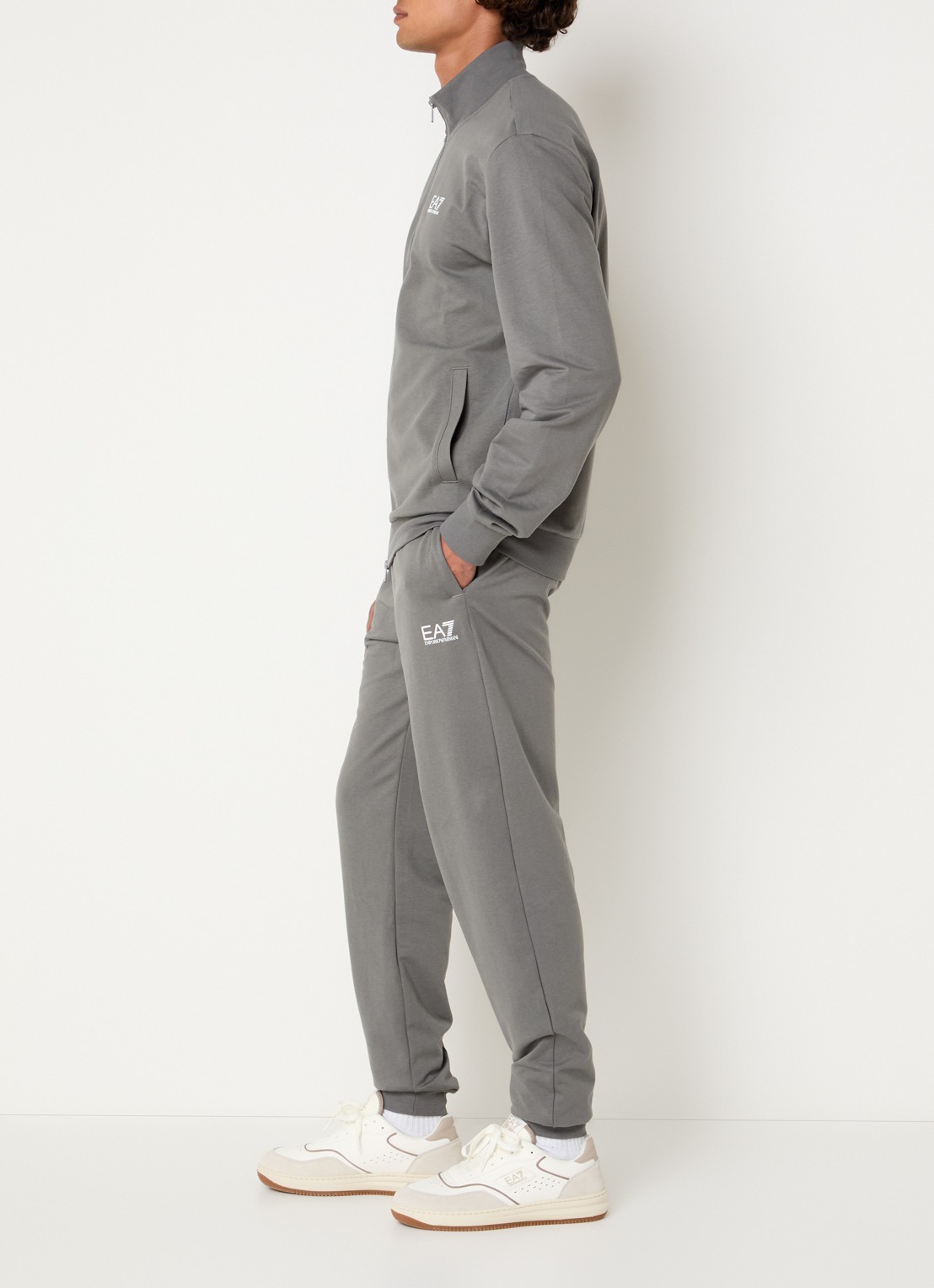 Armani Trainingspak met logo en steekzakken - voorkant 2 grijs