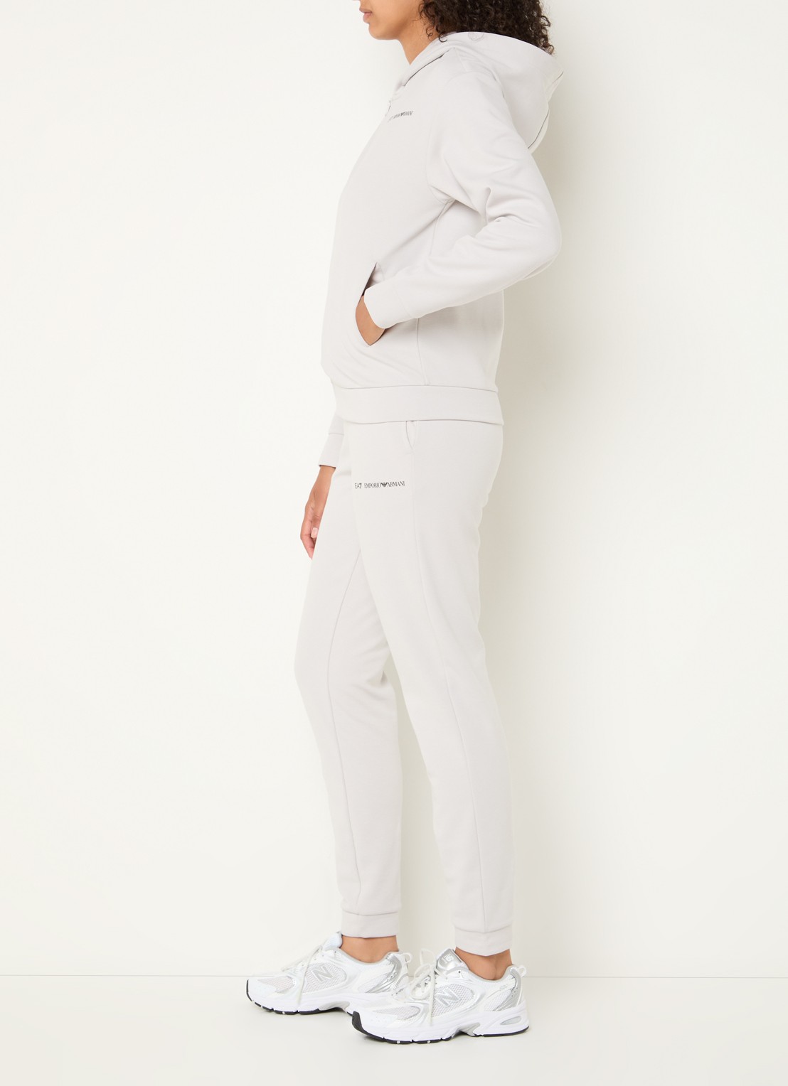 Armani Trainingspak met logo - voorkant 2 beige