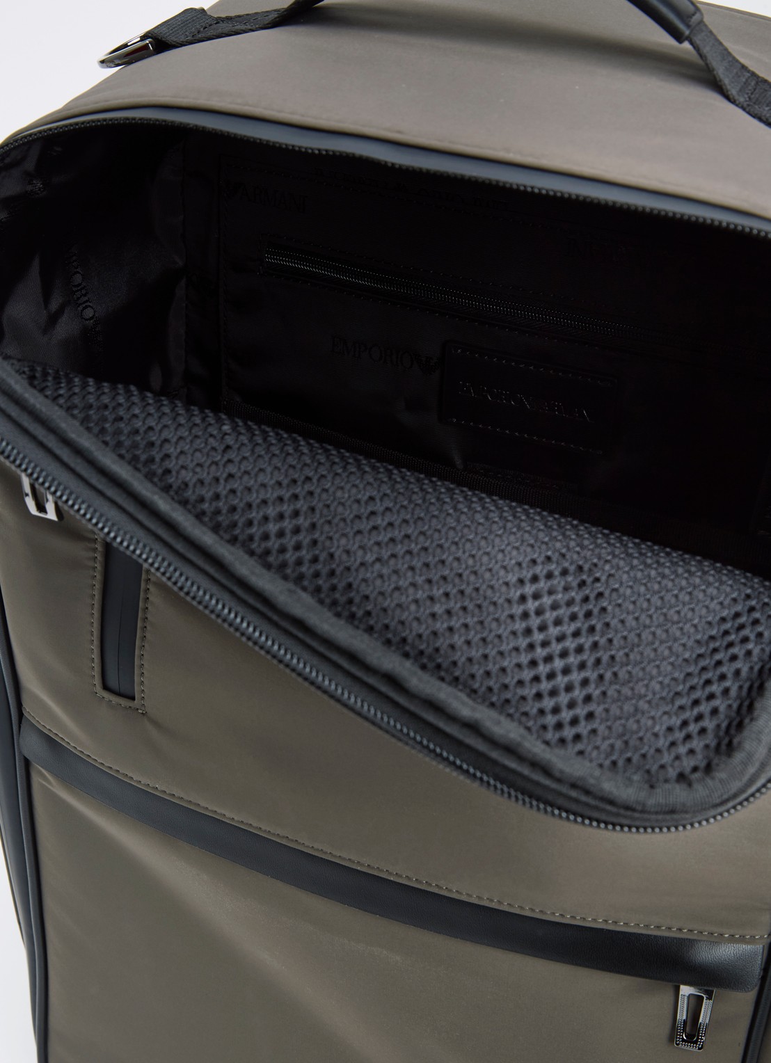 Armani Travel Essentials rugzak met logo - detail bronsgroen