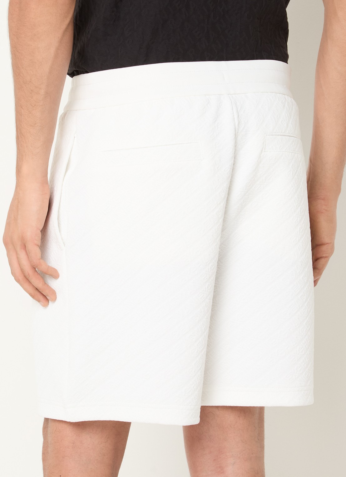 Armani Wide fit korte broek met steekzakken en structuur - achterkant 2 ivoor