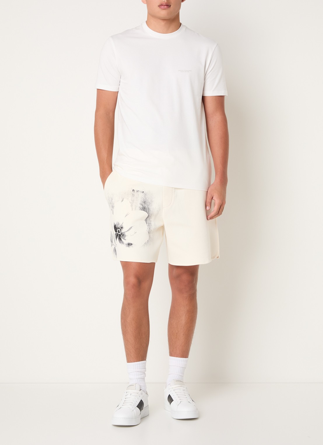 Armani Wide fit korte joggingbroek met print - voorkant 2 gebroken wit
