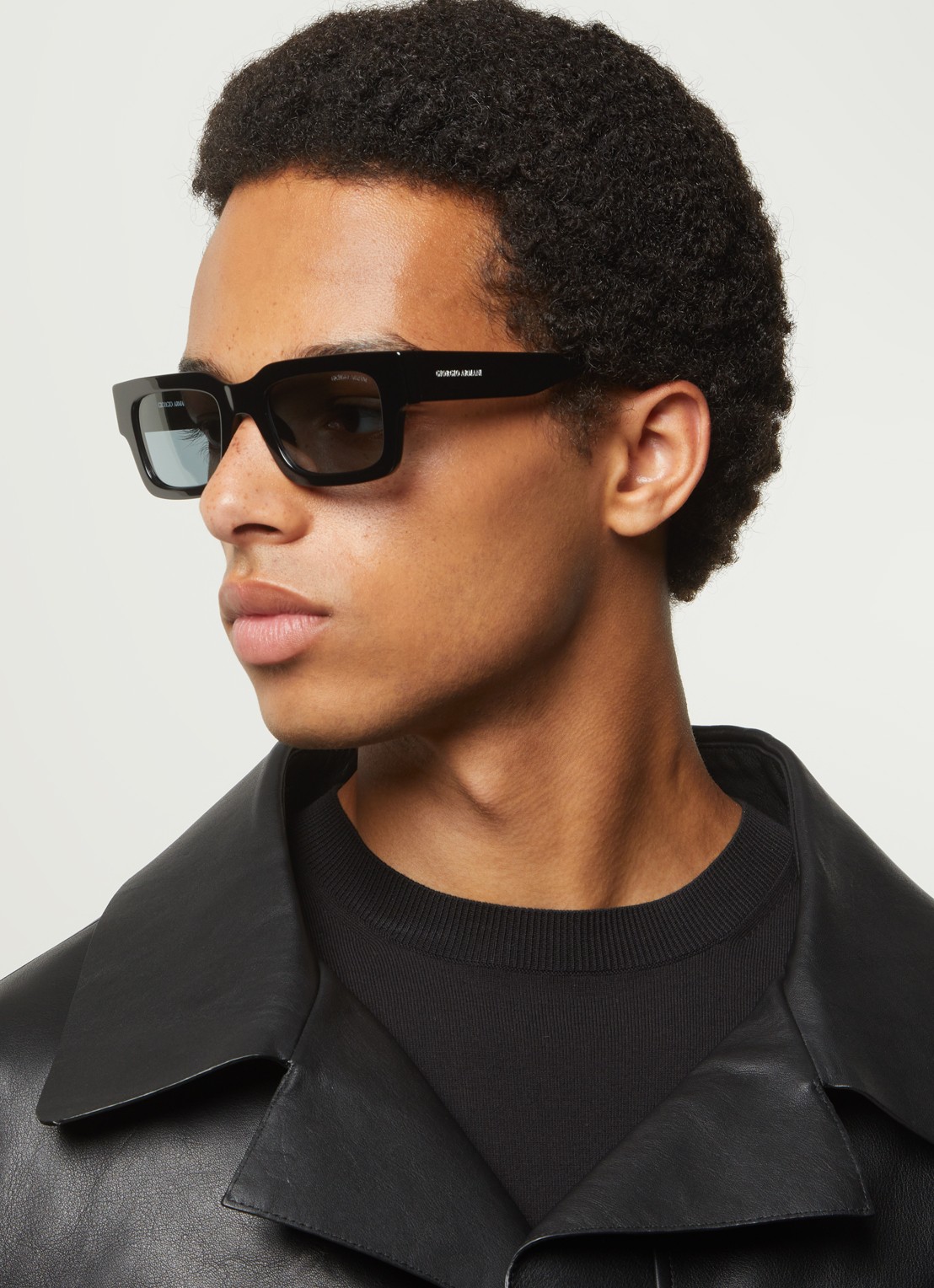 Armani Zonnebril AR8184U - voorkant 2 zwart