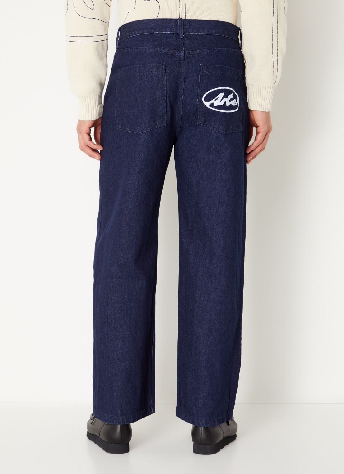 Arte Antwerp Circle Logo tapered fit jeans met gekleurde wassing - achterkant 5 indigo