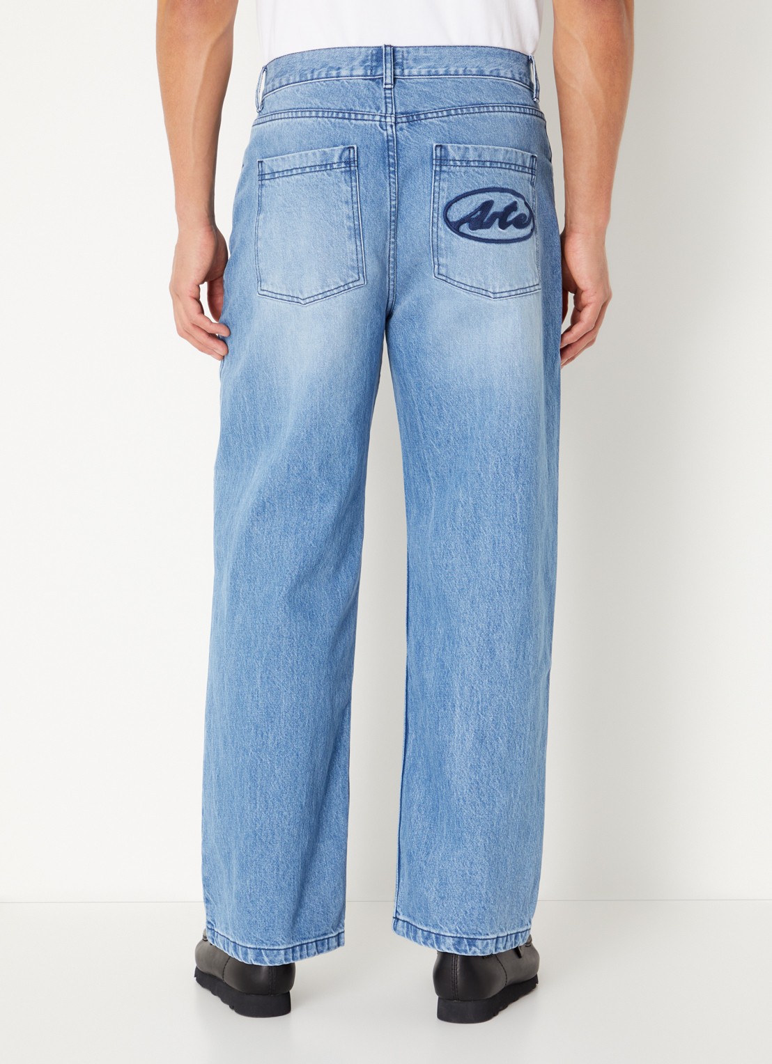 Arte Antwerp Circle Logo tapered fit jeans met gekleurde wassing - achterkant blauw