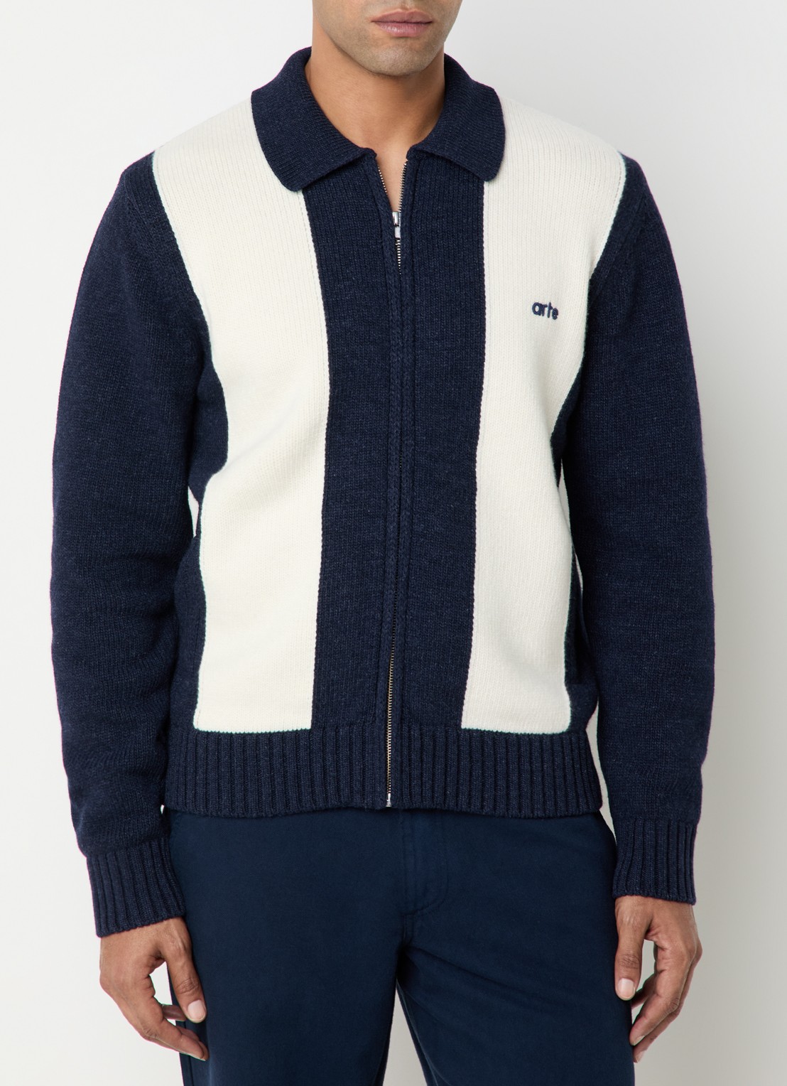 Arte Antwerp Grofgebreid vest in wolblend met logoborduring - detail 2 donkerblauw