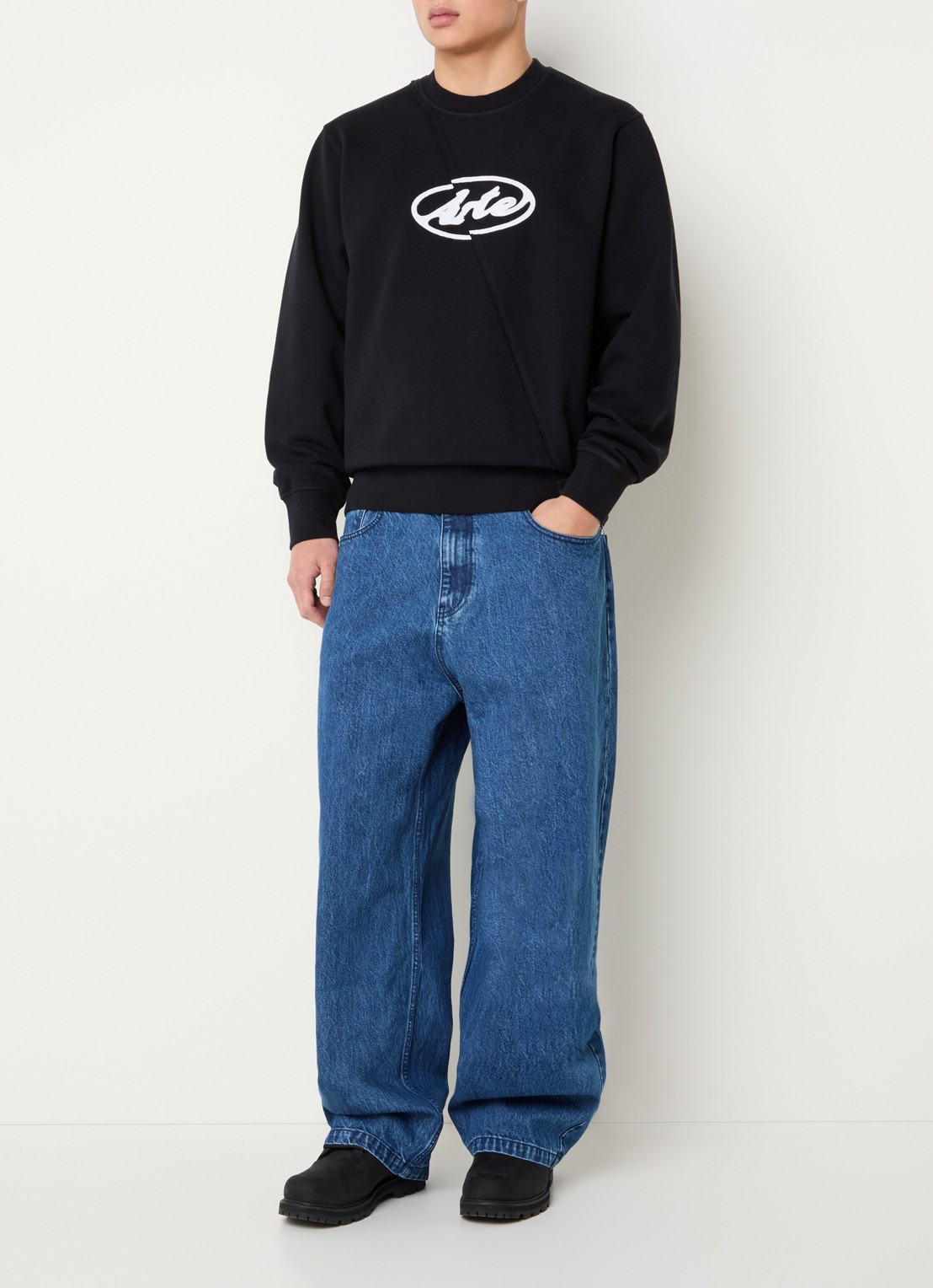 Arte Antwerp Sweater met logoborduring  - voorkant 2 zwart
