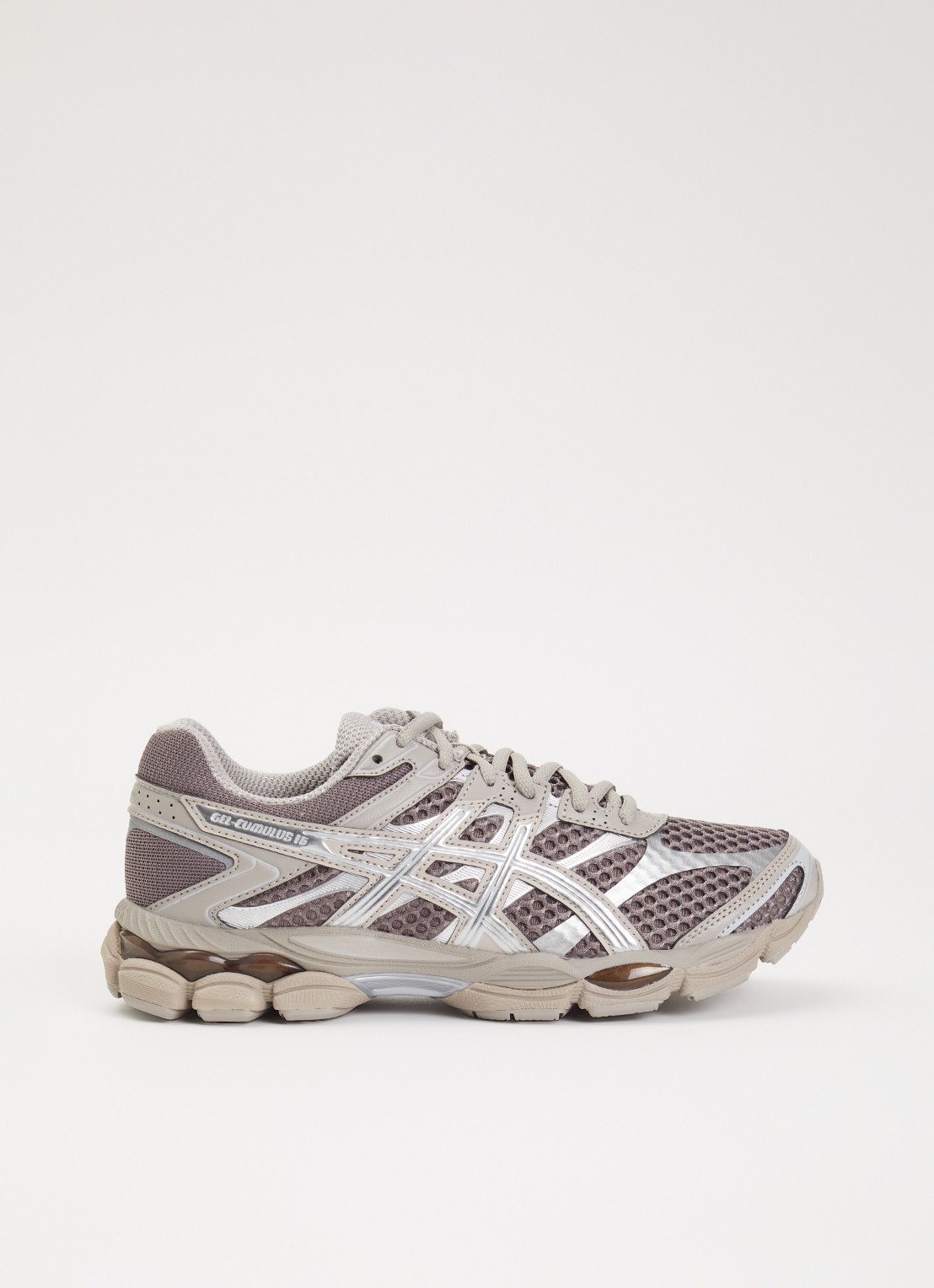ASICS Gel-Cumulus 16 sneaker met mesh details - voorkant 2 bruin