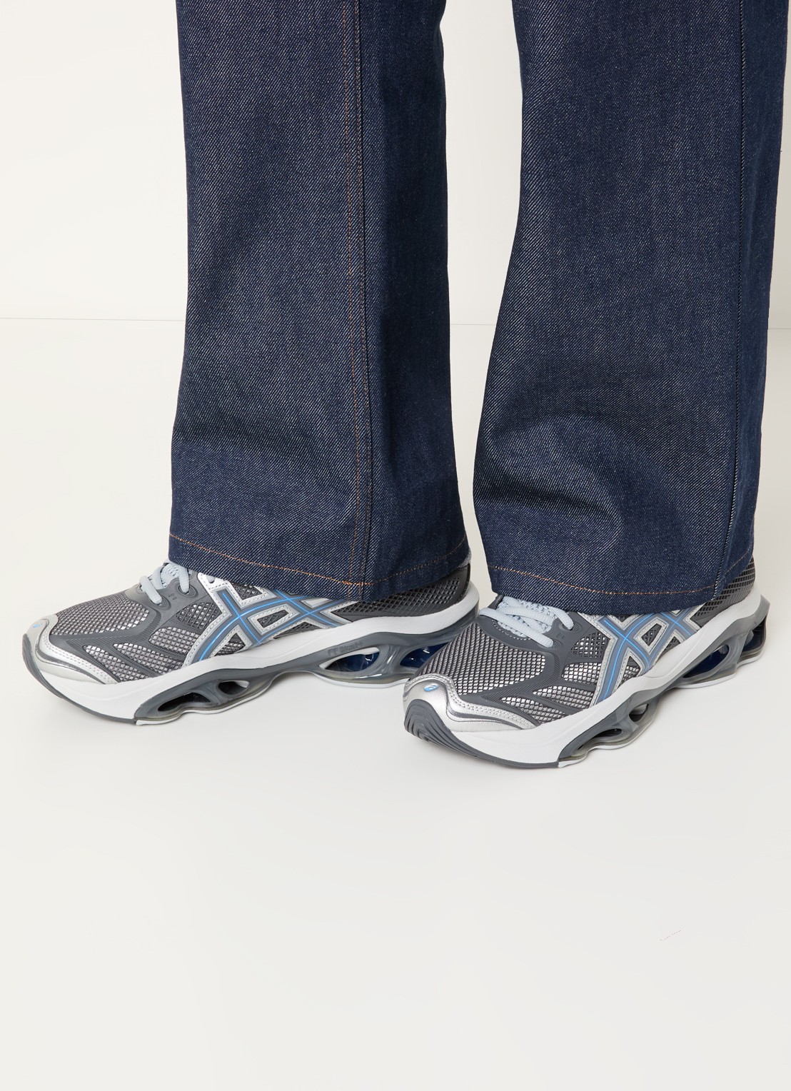 ASICS Gel-Kinetic 2.0 sneaker met mesh details en metallic finish - voorkant 5 zilver