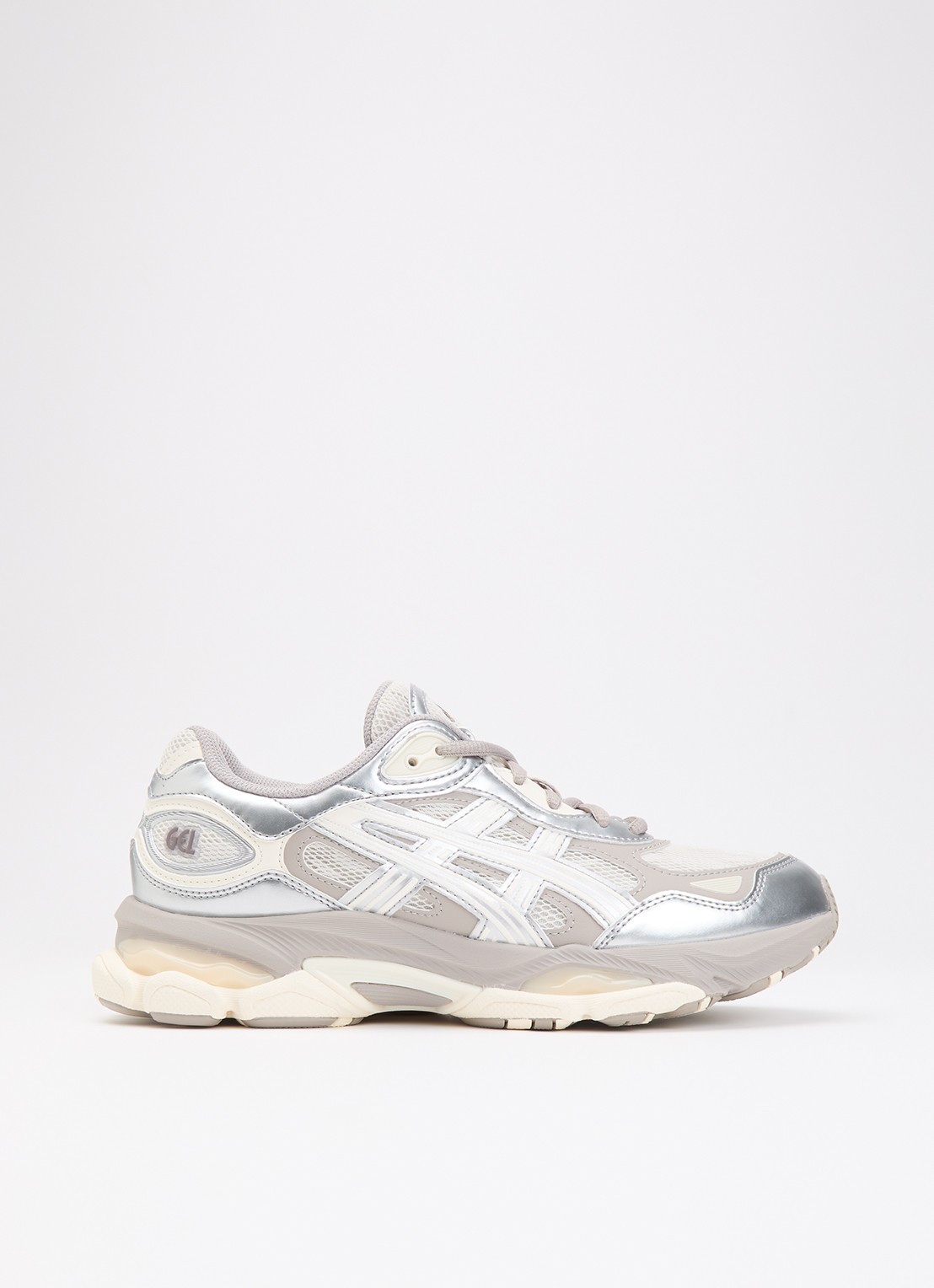 ASICS Gel-NYC 2.0 sneaker met metallic finish  - voorkant taupe