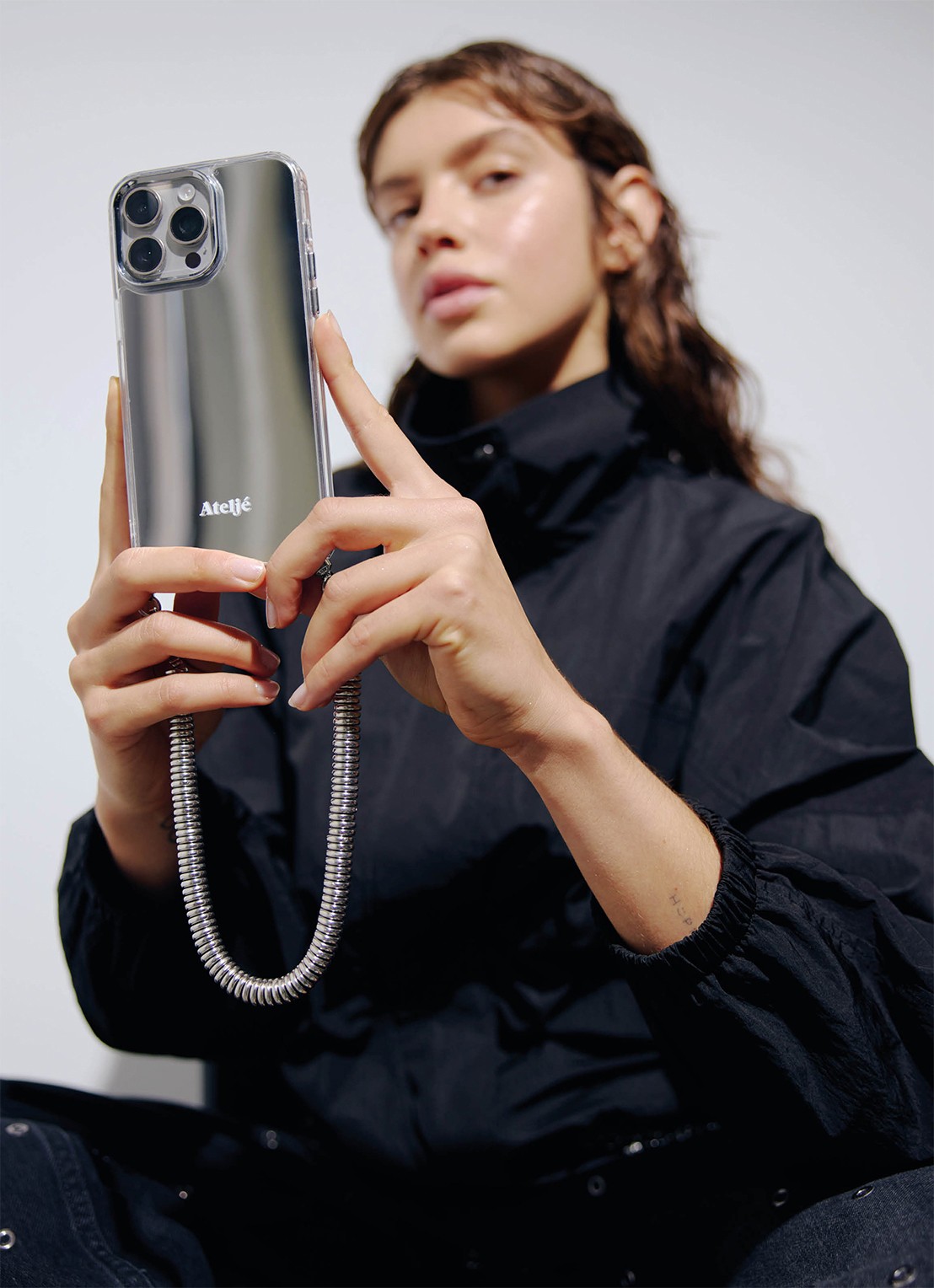 Ateljé Telefoonhoes voor iPhone 16 - voorkant 3 zilver